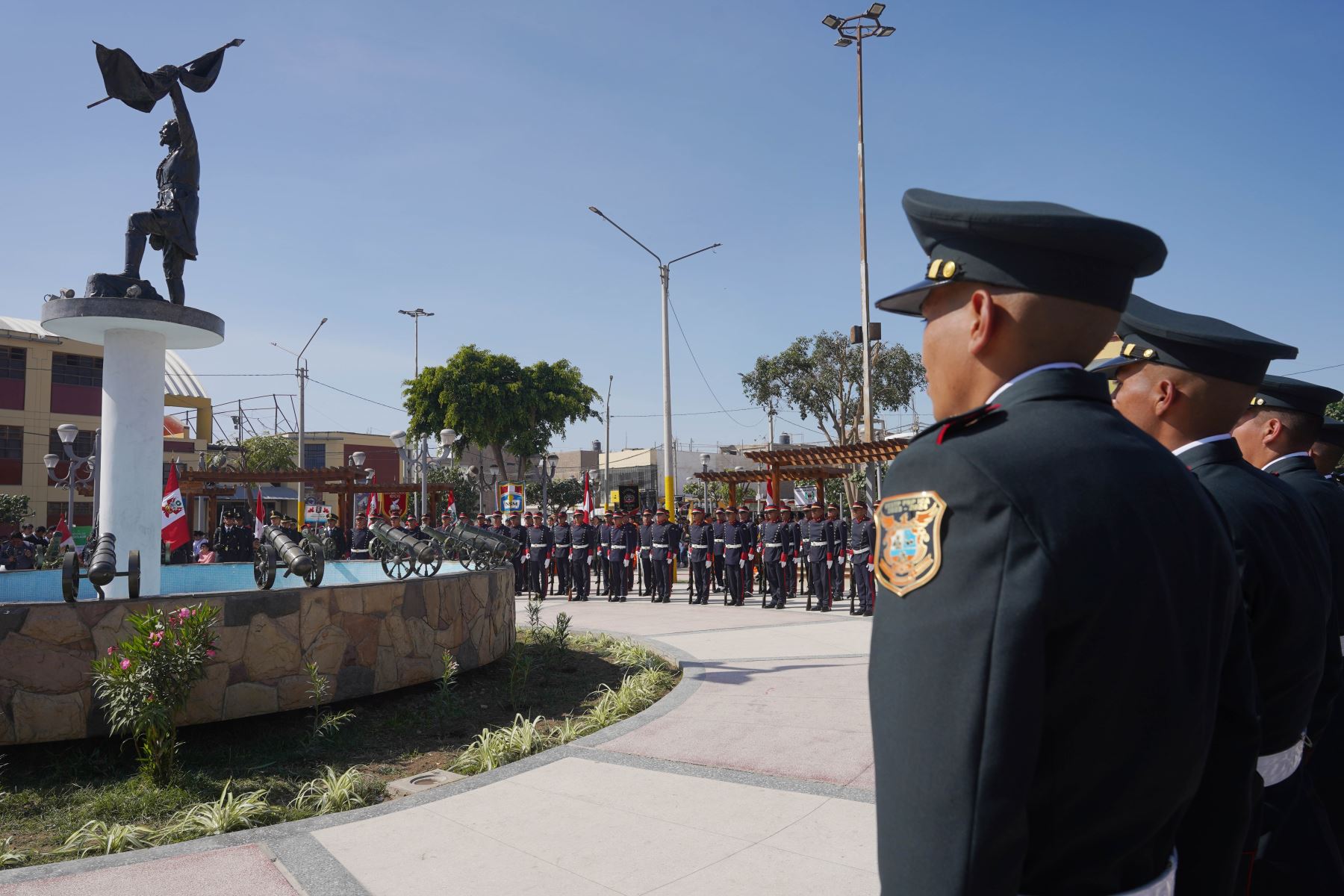 En una emotiva ceremonia los iqueños renovaron su juramento de fidelidad a la bandera y recordaron el heroísmo de Francisco Bolognesi, el héroe de la batalla de Arica. Foto: Genry Bautista