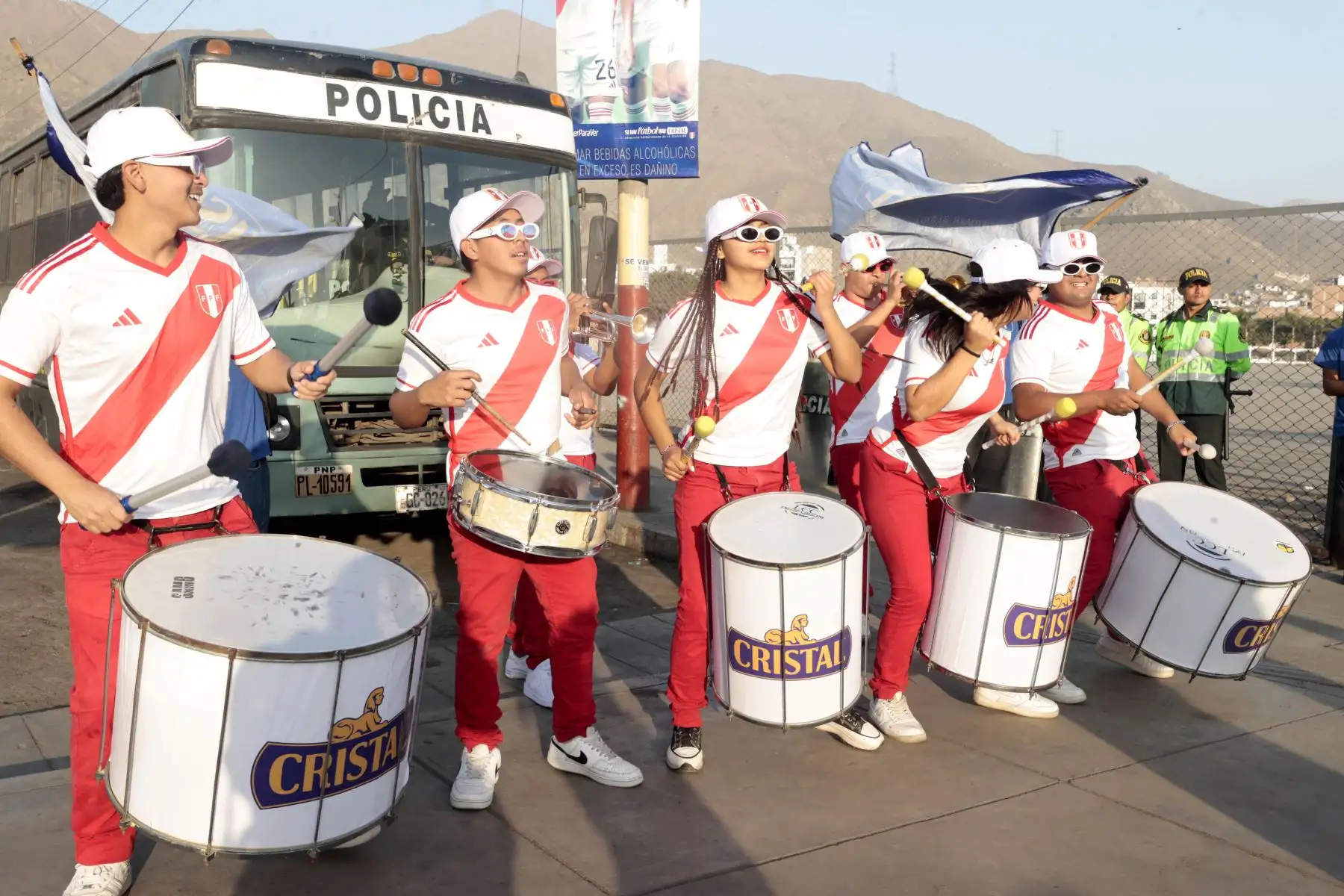 Hinchas de la selección llegan al estadio Monumental  para alentar a la selección nacional que se enfrenta hoy ante Paraguay. Foto: ANDINA/Vidal Tarqui