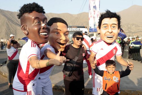 Hinchas llegan al Monumental para alentar a la selección peruana