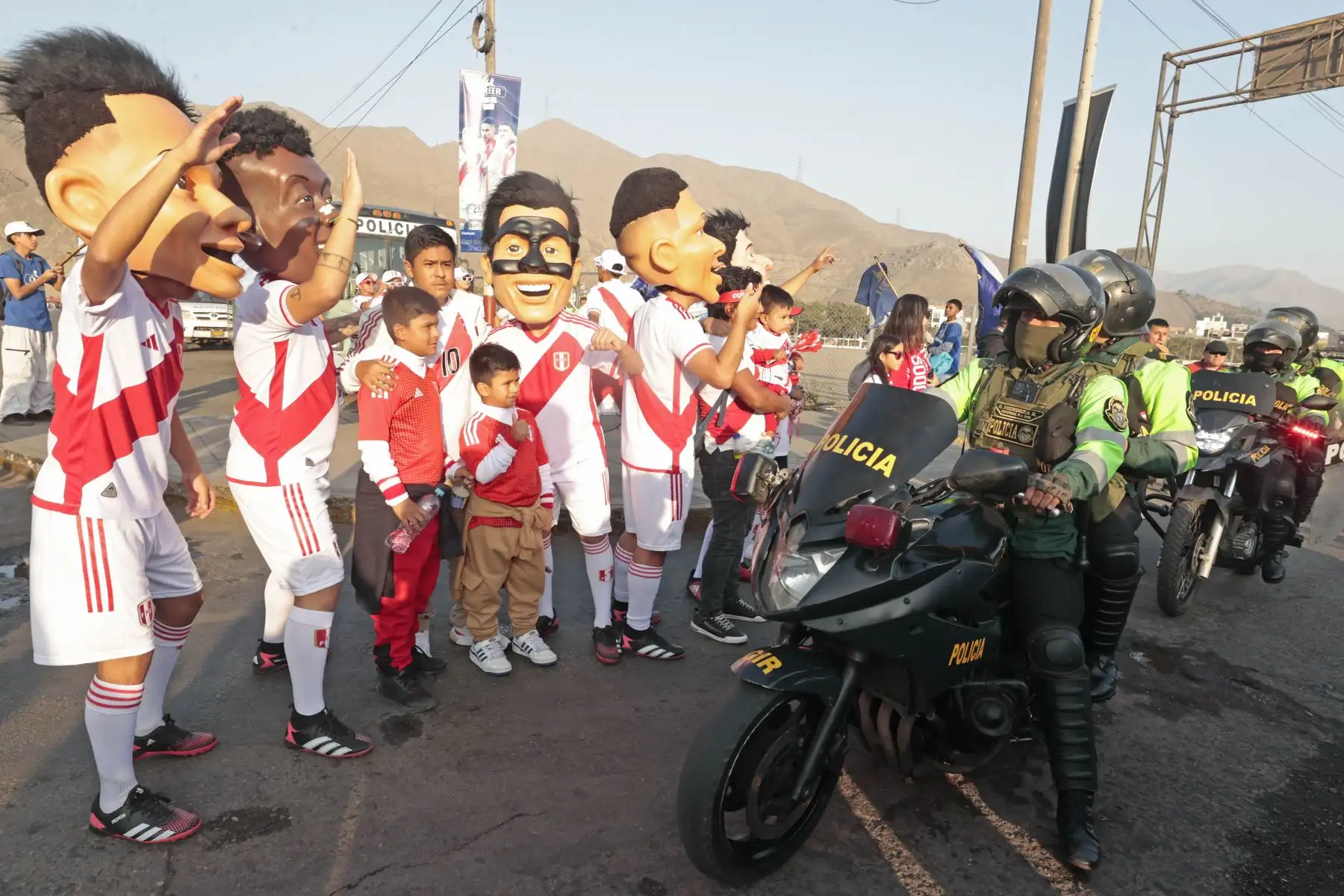 Hinchas de la selección llegan al estadio Monumental  para alentar a la selección nacional que se enfrenta hoy ante Paraguay. Foto: ANDINA/Vidal Tarqui