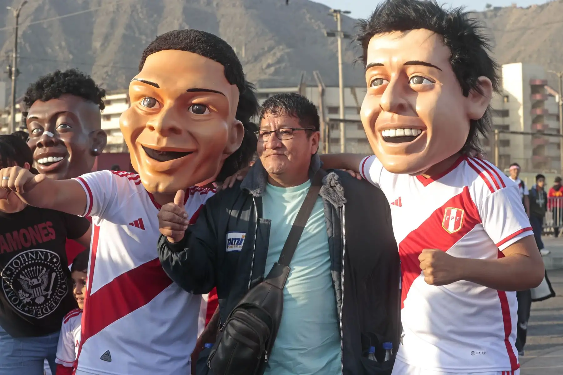 Hinchas de la selección llegan al estadio Monumental  para alentar a la selección nacional que se enfrenta hoy ante Paraguay. Foto: ANDINA/Vidal Tarqui