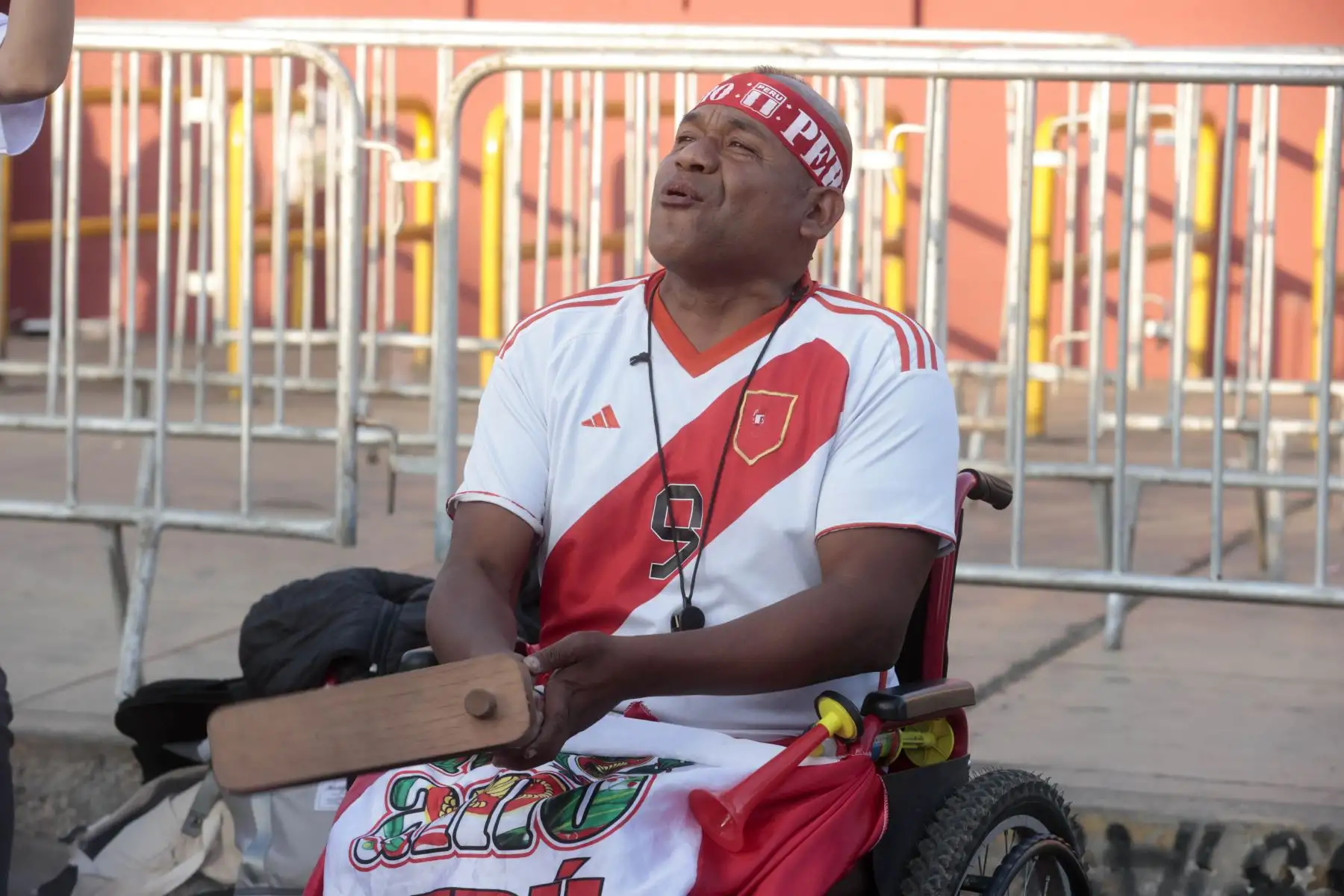 Hinchas de la selección llegan al estadio Monumental  para alentar a la selección nacional que se enfrenta hoy ante Paraguay. Foto: ANDINA/Vidal Tarqui