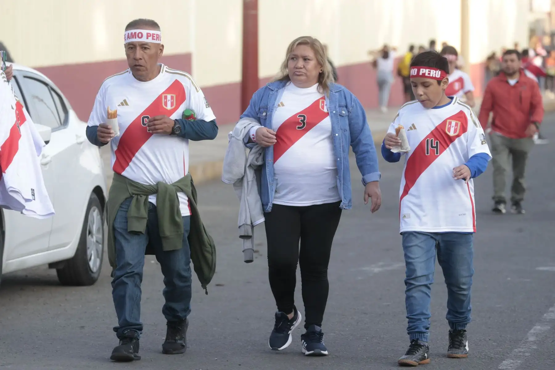 Hinchas de la selección llegan al estadio Monumental  para alentar a la selección nacional que se enfrenta hoy ante Paraguay. Foto: ANDINA/Vidal Tarqui