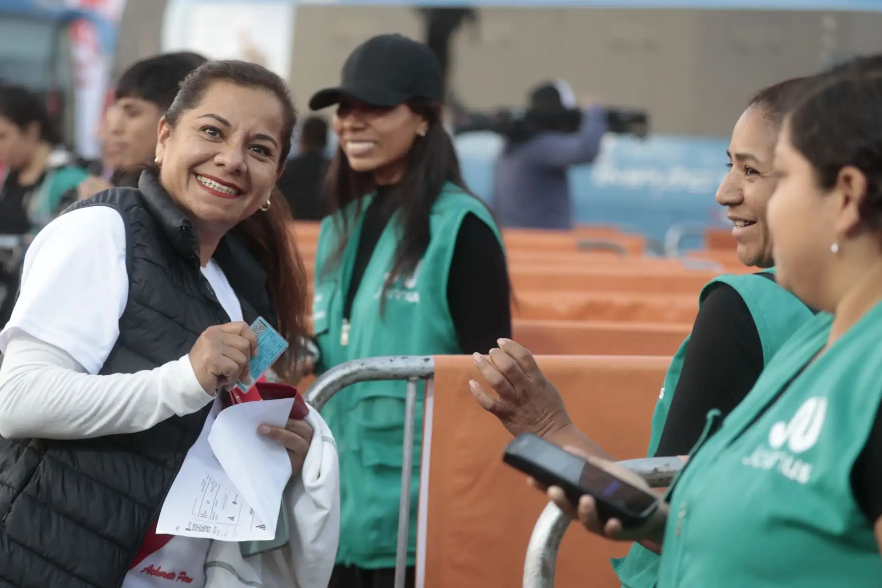 Hinchas de la selección llegan al estadio Monumental para alentar a la selección nacional que se enfrenta hoy ante Paraguay. Foto: ANDINA/Vidal Tarqui