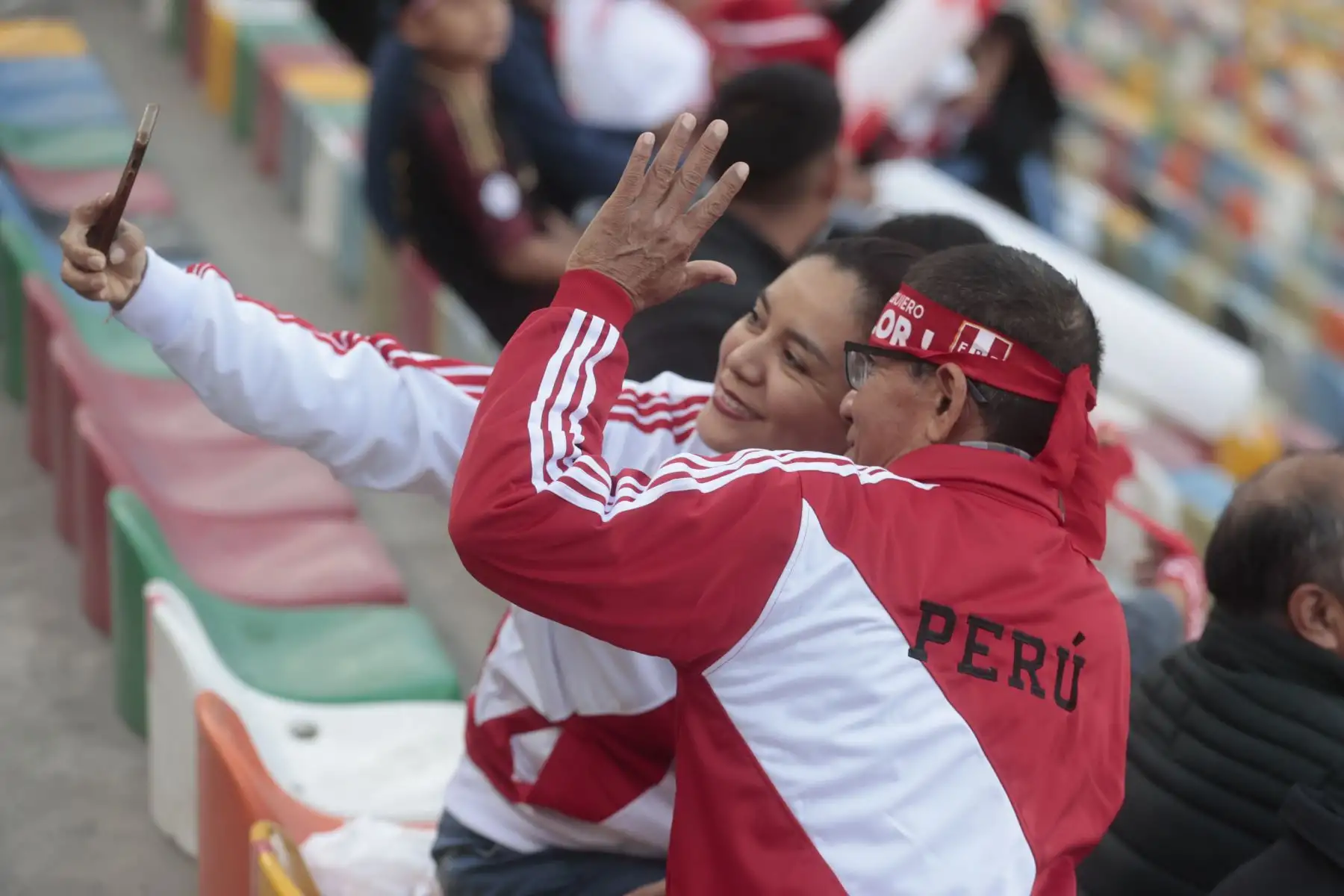 Hinchas de la selección llegan al estadio Monumental para alentar a la selección nacional que se enfrenta hoy ante Paraguay. Foto: ANDINA/Vidal Tarqui