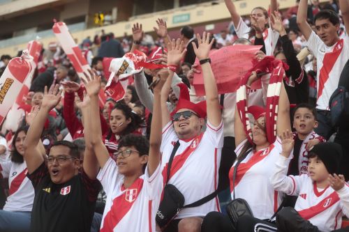 Hinchas llegan al Monumental para alentar a la selección peruana