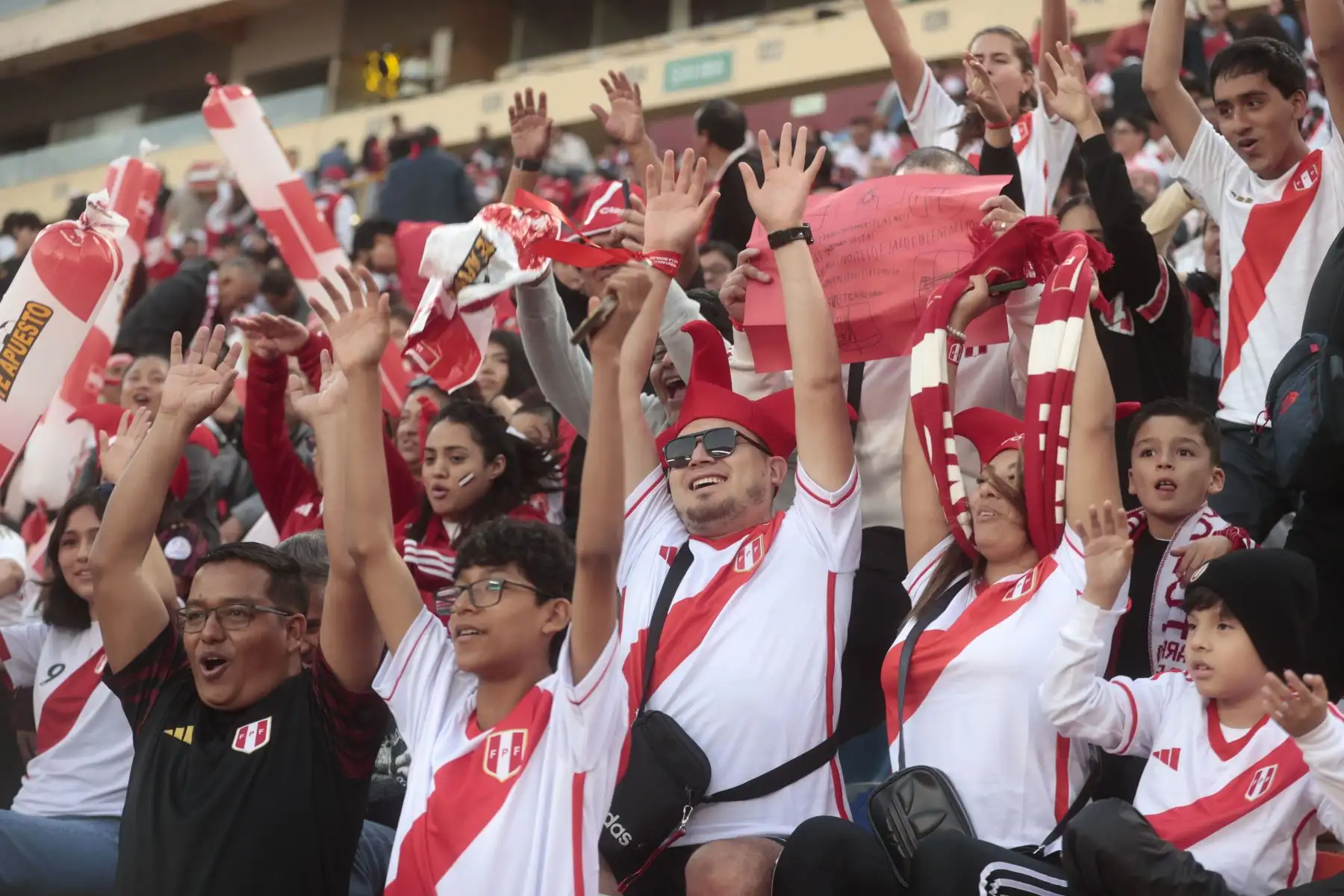 Hinchas de la selección llegan al estadio Monumental para alentar a la selección nacional que se enfrenta hoy ante Paraguay. Foto: ANDINA/Vidal Tarqui