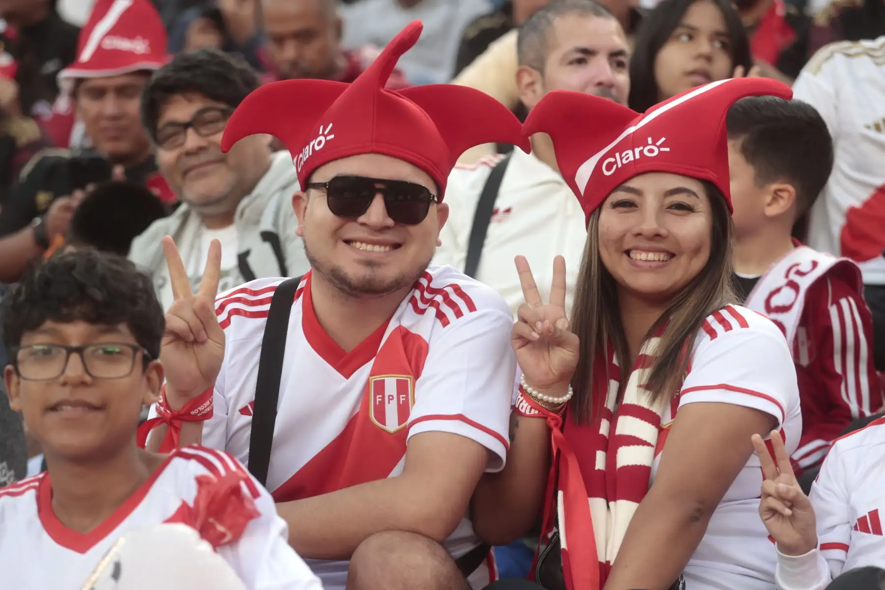 Hinchas de la selección llegan al estadio Monumental para alentar a la selección nacional que se enfrenta hoy ante Paraguay. Foto: ANDINA/Vidal Tarqui