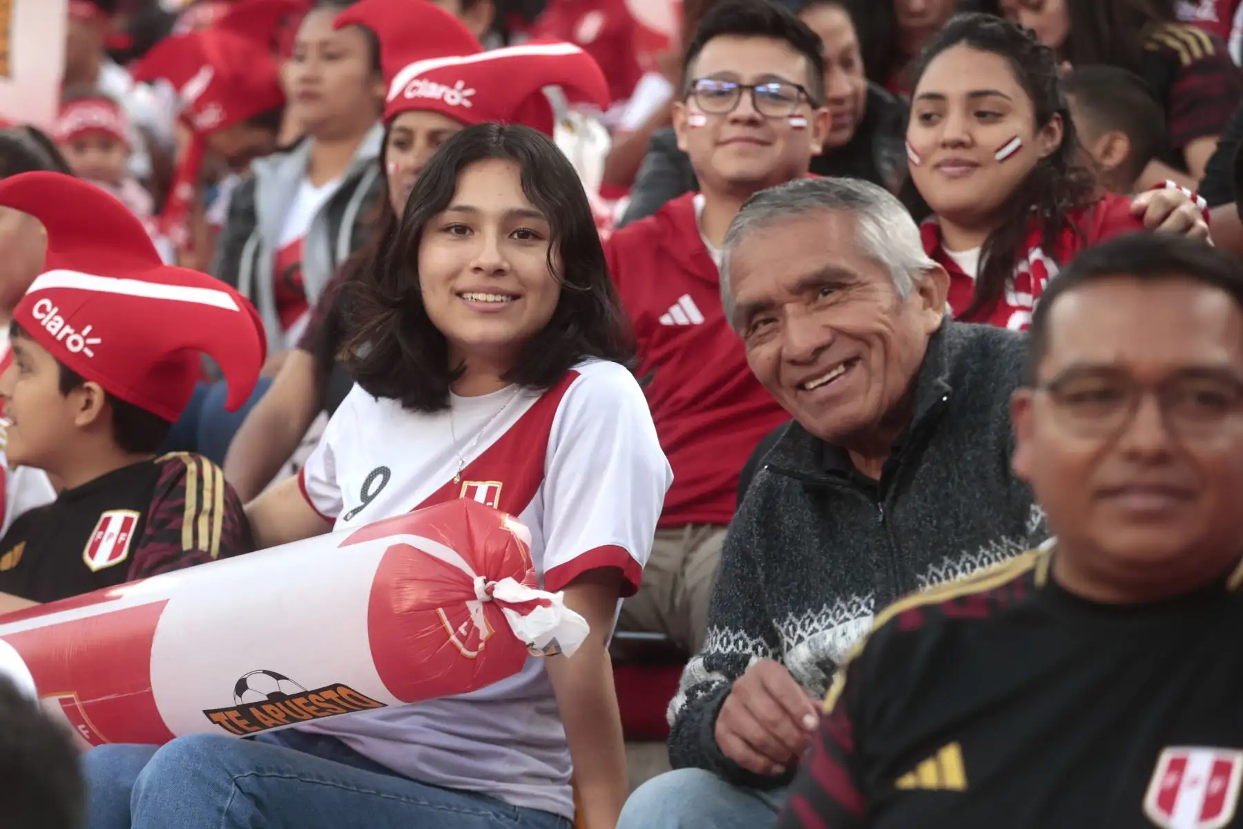Hinchas de la selección llegan al estadio Monumental para alentar a la selección nacional que se enfrenta hoy ante Paraguay. Foto: ANDINA/Vidal Tarqui
