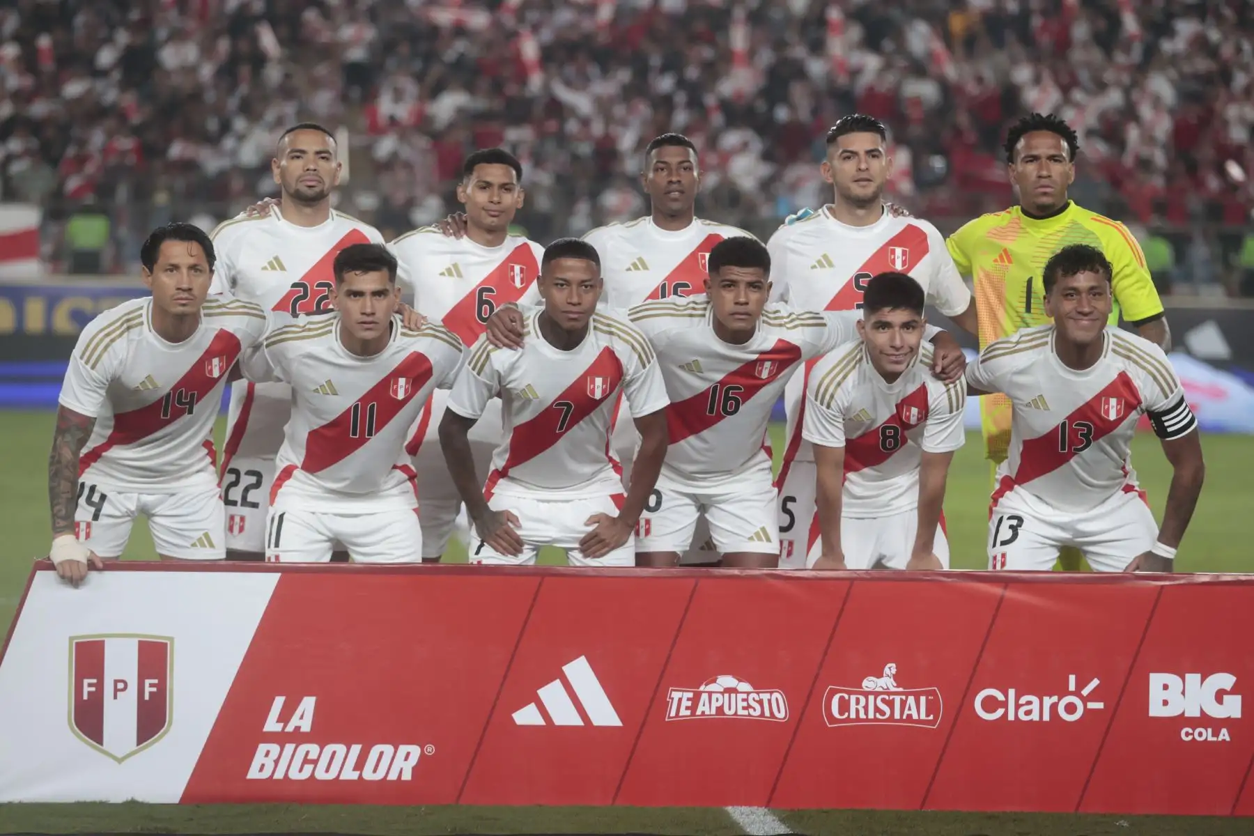 Los jugadores de Perú posan para una fotografía antes del inicio del partido amistoso internacional de fútbol entre Perú y Paraguay en el estadio Ate Monumental, 
el equipo de Jorge Fossati se despedí del país para luego competir en la Copa América, que se jugará en Estados Unidos. Foto: ANDINA/ Vidal Tarqui