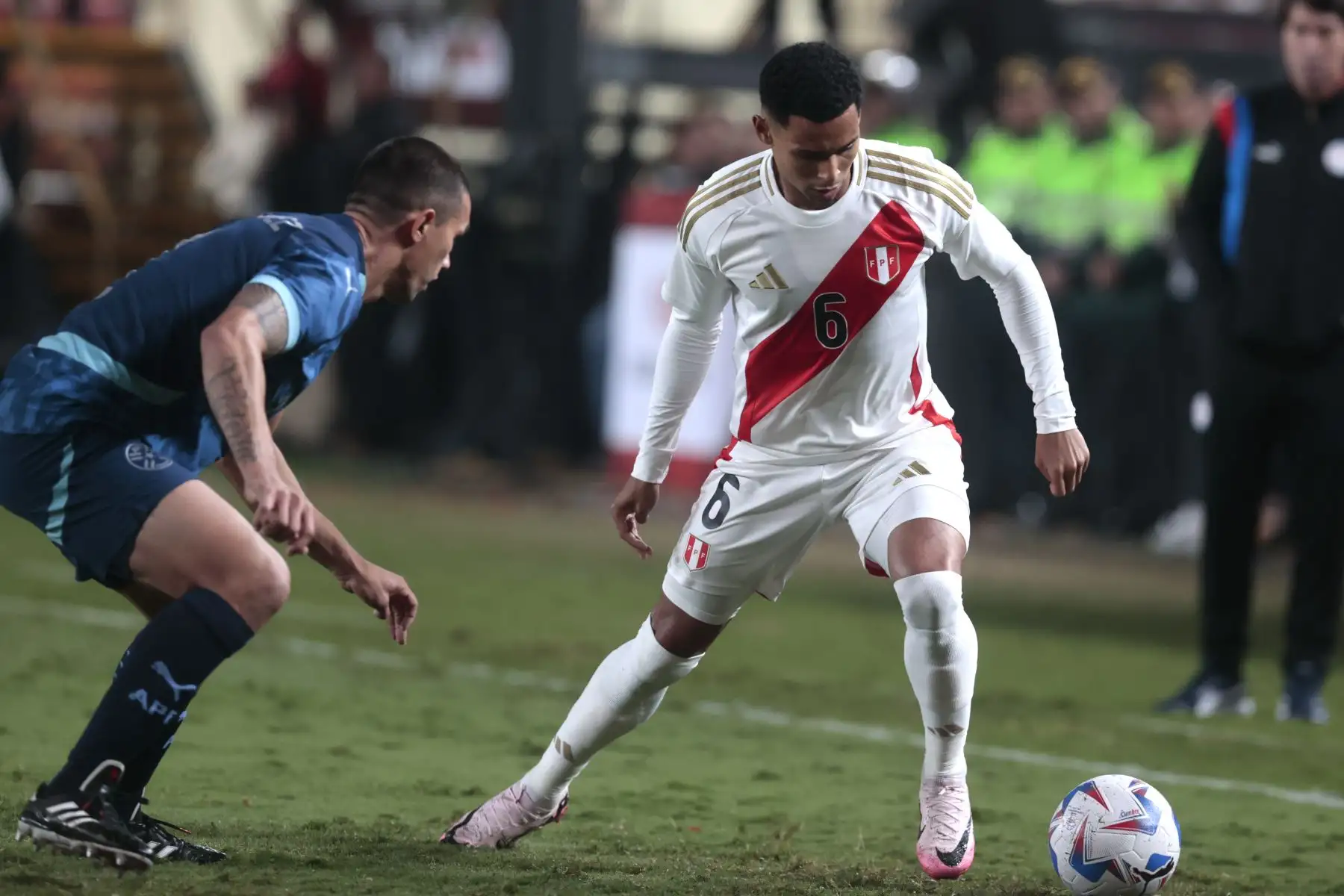 El defensor peruano Marcos López y mediocampista paraguayo Matías Rojas luchan por el balón durante el partido amistoso internacional de fútbol entre Perú y Paraguay en el estadio Ate Monumental. Foto: ANDINA/ Vidal Tarqui