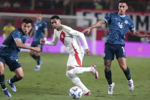 Marcos López juega por la banda izquierda en el choque con Paraguay. Foto: ANDINA/Vidal Tarqui
