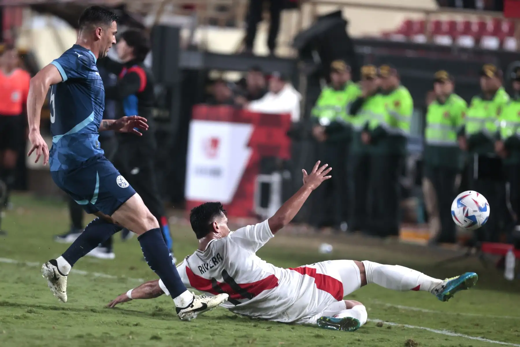 Selección peruana ante su similar de Paraguay, en el Estadio Monumental, donde el equipo de Jorge Fossati se despedí del país para luego competir en la Copa América, que se jugará en Estados Unidos. Foto: ANDINA/ Vidal Tarqui