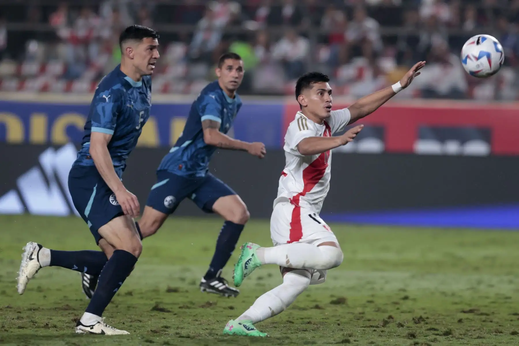El delantero peruano José Rivera y el defensor paraguayo Fabián Balbuena luchan por el balón durante el partido amistoso internacional de fútbol entre Perú y Paraguay en el estadio Ate Monumental.
Foto: ANDINA/ Vidal Tarqui