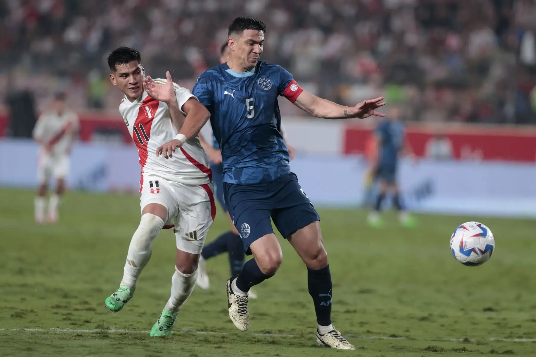 El delantero peruano José Rivera y el defensor paraguayo Fabián Balbuena luchan por el balón durante el partido amistoso internacional de fútbol entre Perú y Paraguay en el estadio Ate Monumental.
Foto: ANDINA/ Vidal Tarqui