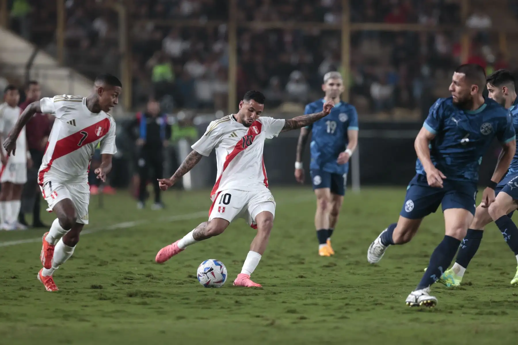 Selección peruana ante su similar de Paraguay, en el Estadio Monumental, donde el equipo de Jorge Fossati se despedí del país para luego competir en la Copa América, que se jugará en Estados Unidos. Foto: ANDINA/ Vidal Tarqui