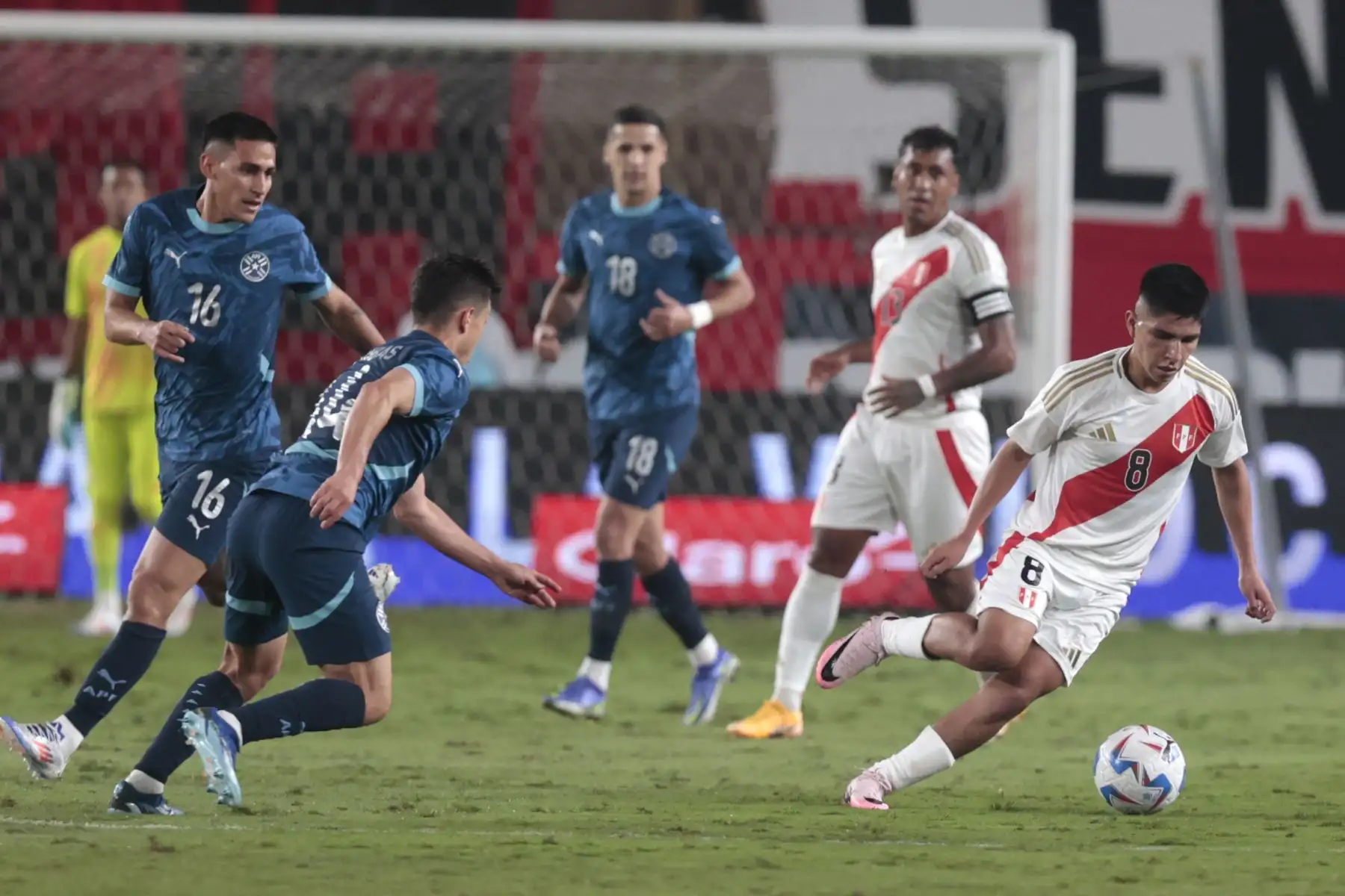 Piero Quispe, de la Selección peruana ante su similar de Paraguay, en el Estadio Monumental, donde el equipo de Jorge Fossati se despedí del país para luego competir en la Copa América, que se jugará en Estados Unidos. Foto: ANDINA/ Vidal Tarqui