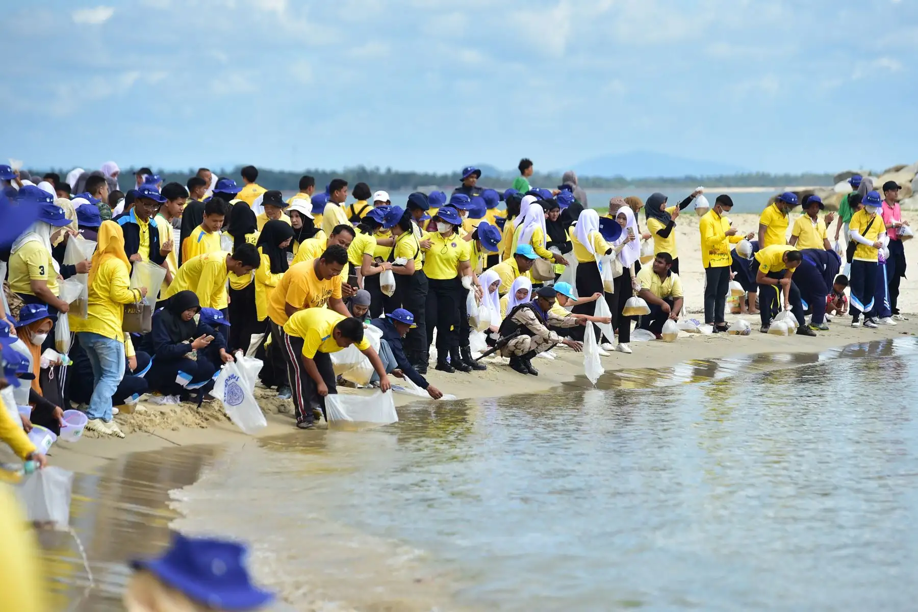 Los participantes liberan tortugas marinas en el mar durante un evento celebrado para conmemorar el Día Mundial de los Océanos en una playa de Nara, en la provincia de Narathiwat, en el sur de Tailandia.
Foto: AFP