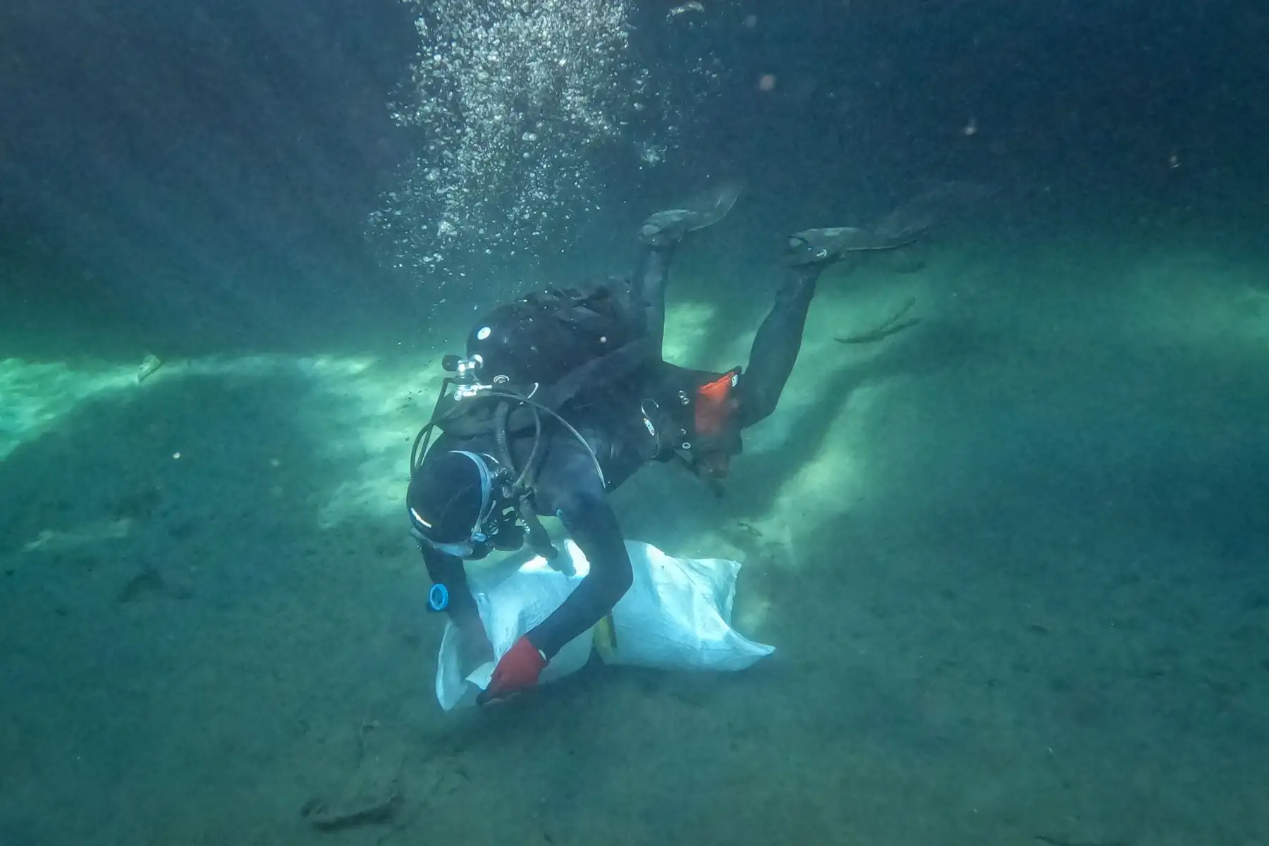Un buceador voluntario de la ONG Aegean Rebreath recoge basura bajo el agua durante una operación de limpieza del puerto de la isla cicládica de Naxos . El 8 de junio de 2024 marcará el "Día Mundial de los Océanos", un Iniciativa lanzada en 1992 para concienciar sobre el tema de los océanos del planeta.
Foto: AFP