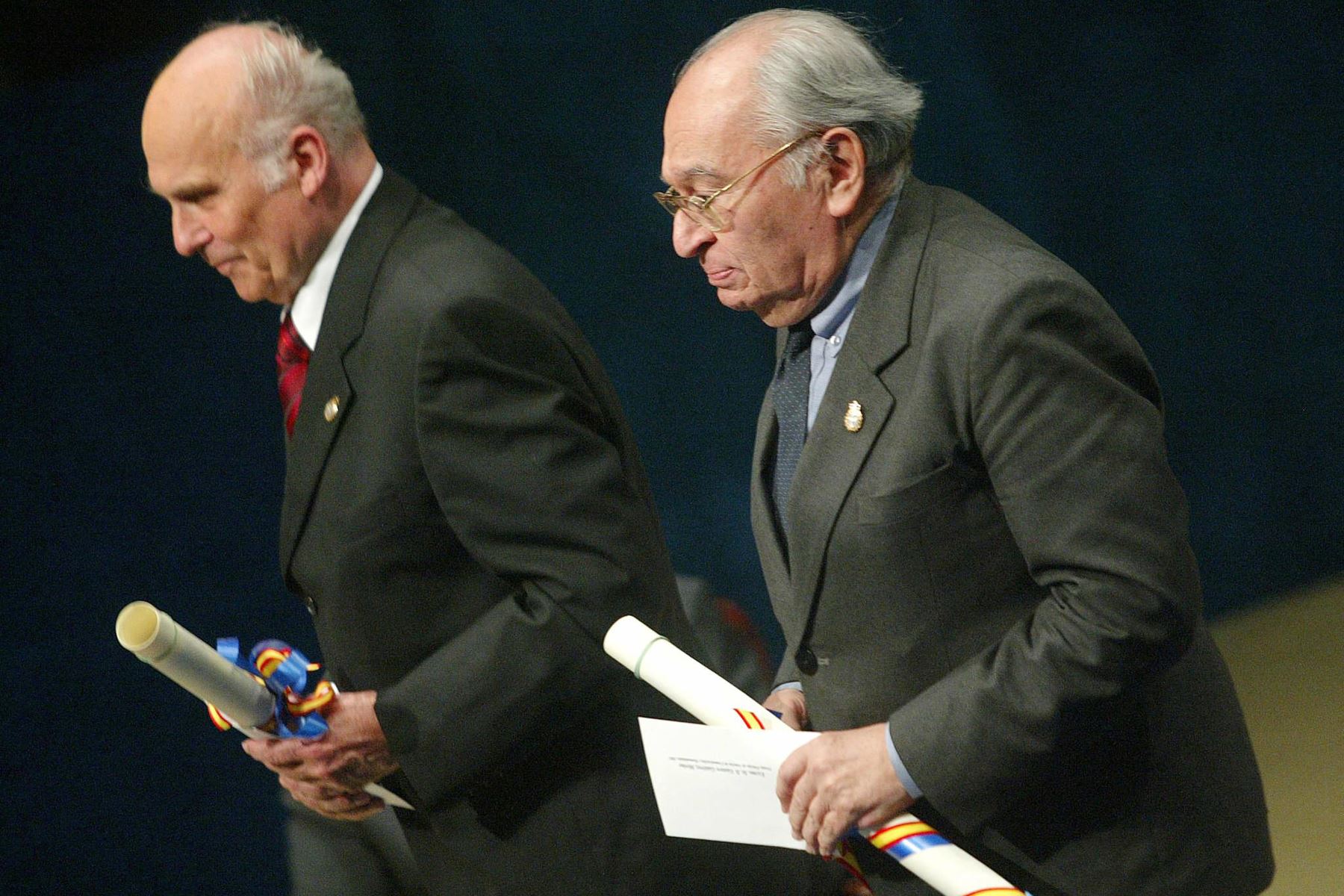 El periodista polaco Ryszard Kapuscinski  y el teólogo peruano Gustavo Gutiérrez Merino regresan después de recibir el Premio Príncipe de Asturias de Comunicaciones y Humanidades 2003 en Oviedo, norte de España, el 24 de octubre de 2003.
Foto: AFP