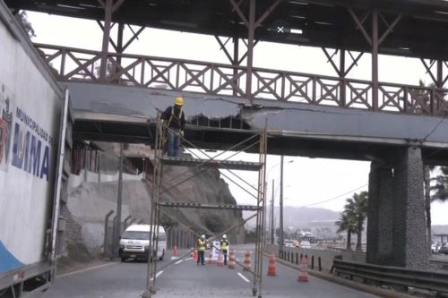 Puente dañado por camión de carga pesada. Foto: ANDINA/Difusión