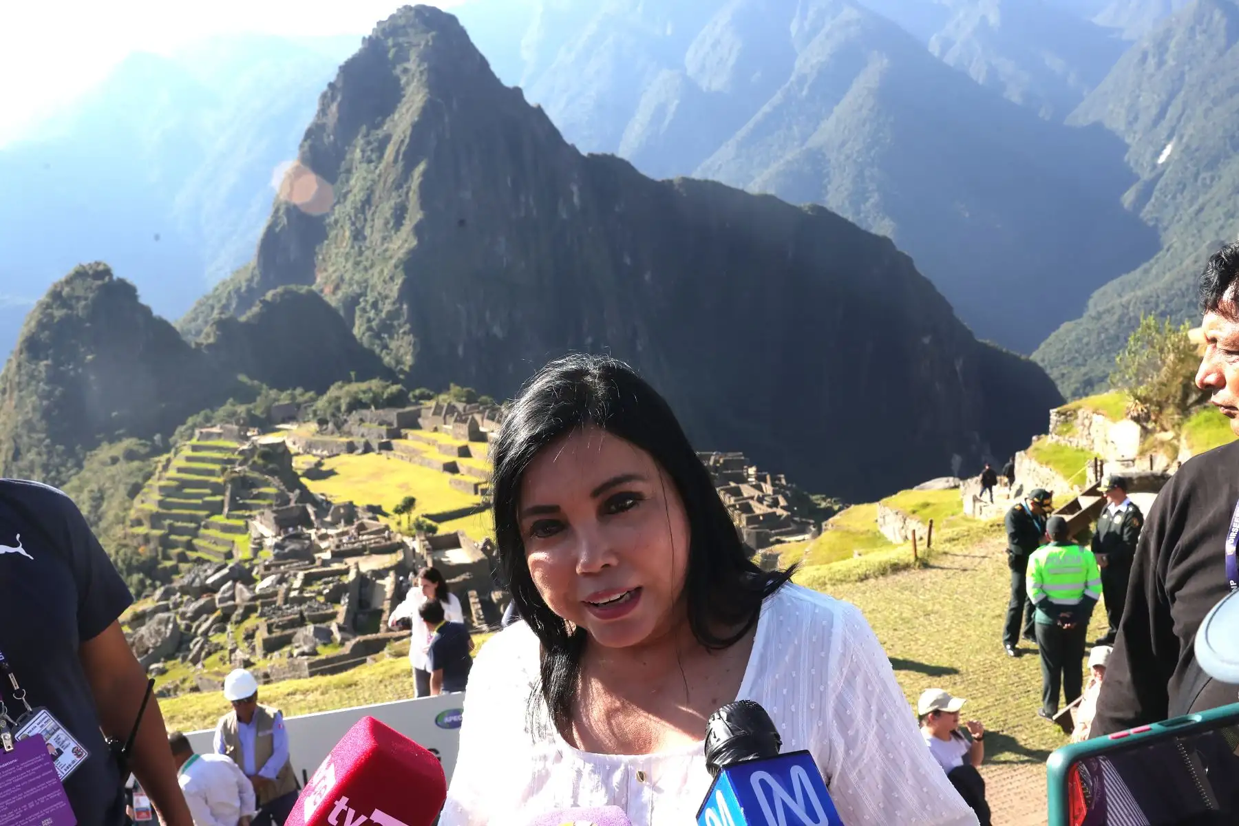 La ministra de Comercio Exterior y Turismo, Elizabeth Galdo, lideró hoy una visita técnica al Santuario Histórico de Machupicchu en la que asistieron las autoridades, jefes de delegación y equipos técnicos de las 21 economías de APEC que participan en la 63° Reunión del Grupo de Trabajo de Turismo y 12° Reunión Ministerial de Turismo de APEC.
Foto: ANDINA/ Melina Mejía