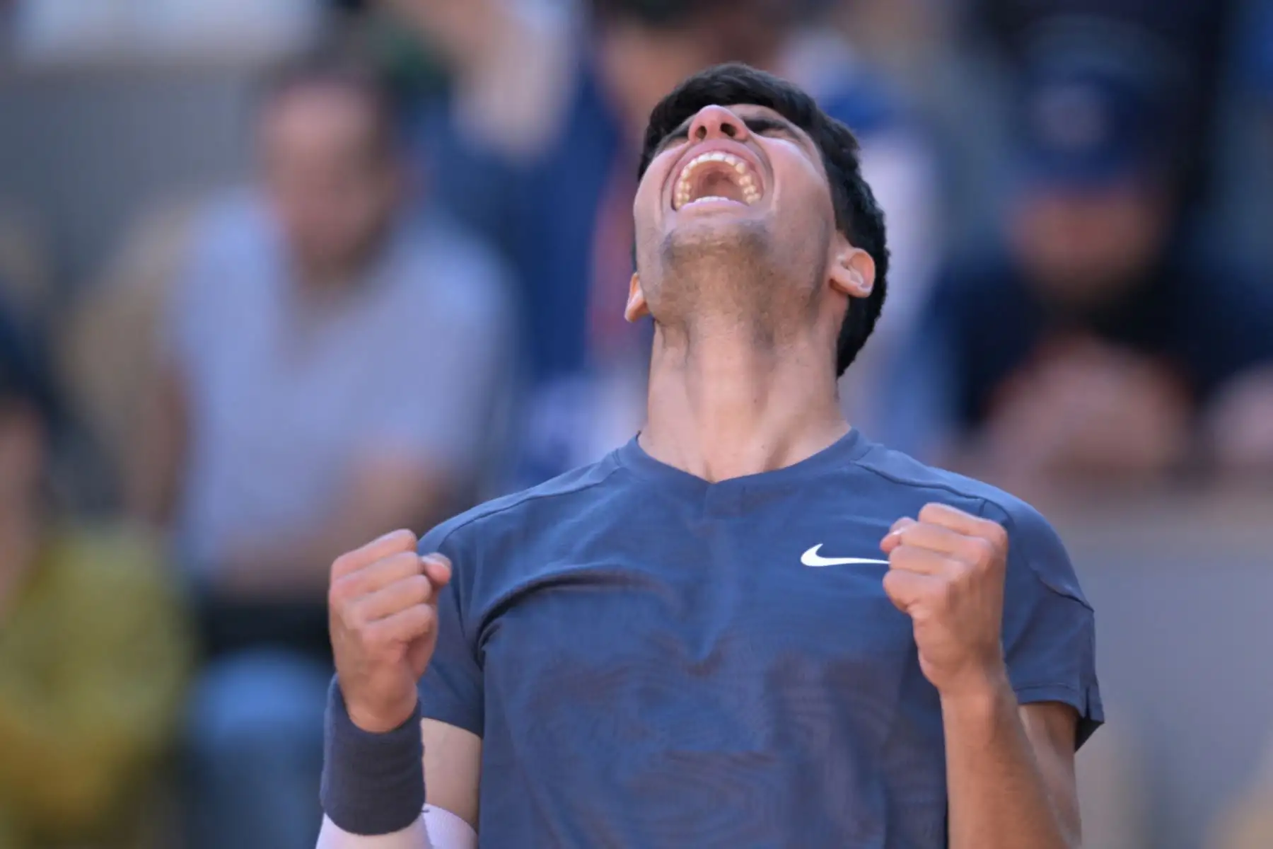 El español Carlos Alcaraz celebra tras ganar su partido de semifinales de individuales masculinos contra el italiano Jannik Sinner en la cancha Philippe-Chatrier el día trece del torneo de tenis del Abierto de Francia. Foto: ANDINA/ AFP