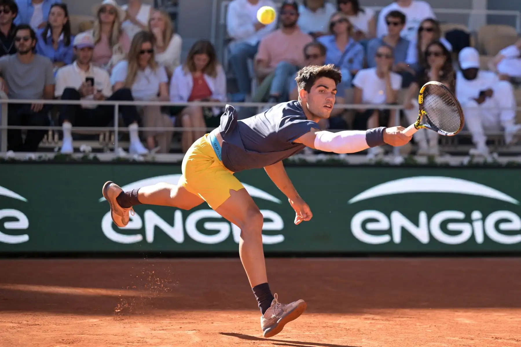 El español Carlos Alcaraz regresa al italiano Jannik Sinner durante su partido semifinal masculino en la cancha Philippe-Chatrier el día trece del torneo de tenis del Abierto de Francia. Foto: ANDINA/ AFP