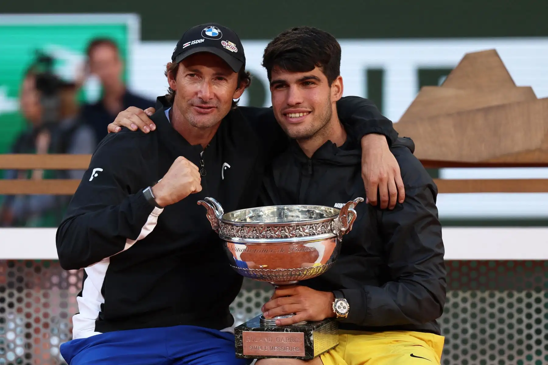 El español Carlos Alcaraz y su entrenador español Juan Carlos Ferrero posan con el trofeo después de ganar contra el alemán Alexander Zverev en el partido final individual masculino en la cancha Philippe-Chatrier el día quince del torneo de tenis Abierto de Francia. Foto: ANDINA/ AFP