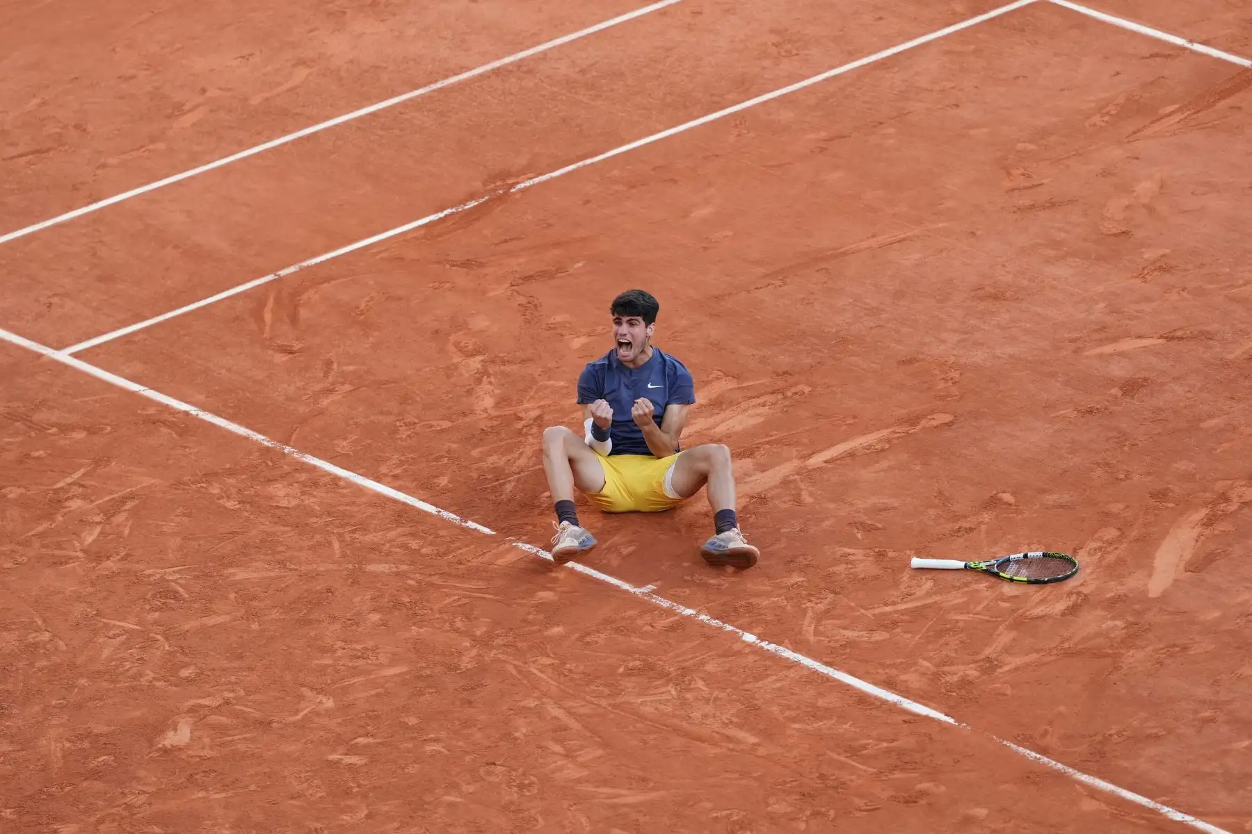 El español Carlos Alcaraz celebra tras ganar contra el alemán Alexander Zverev al final de su partido final masculino en la cancha Philippe-Chatrier el día quince del torneo de tenis del Abierto de Francia. Foto: ANDINA/AFP