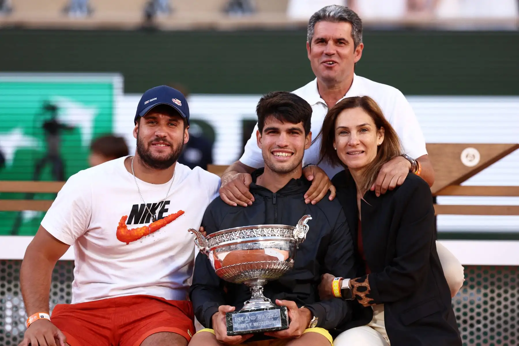 El español Carlos Alcaraz celebra con el trofeo y familiares, incluidos sus padres Carlos Alcaraz González  y Virginia Garfia Escandon, después de ganar contra el alemán Alexander Zverev al final del partido final de singles masculinos en la cancha Philippe-Chatrier el día quince del Torneo Abierto de Tenis de Francia . Foto: ANDINA/AFP