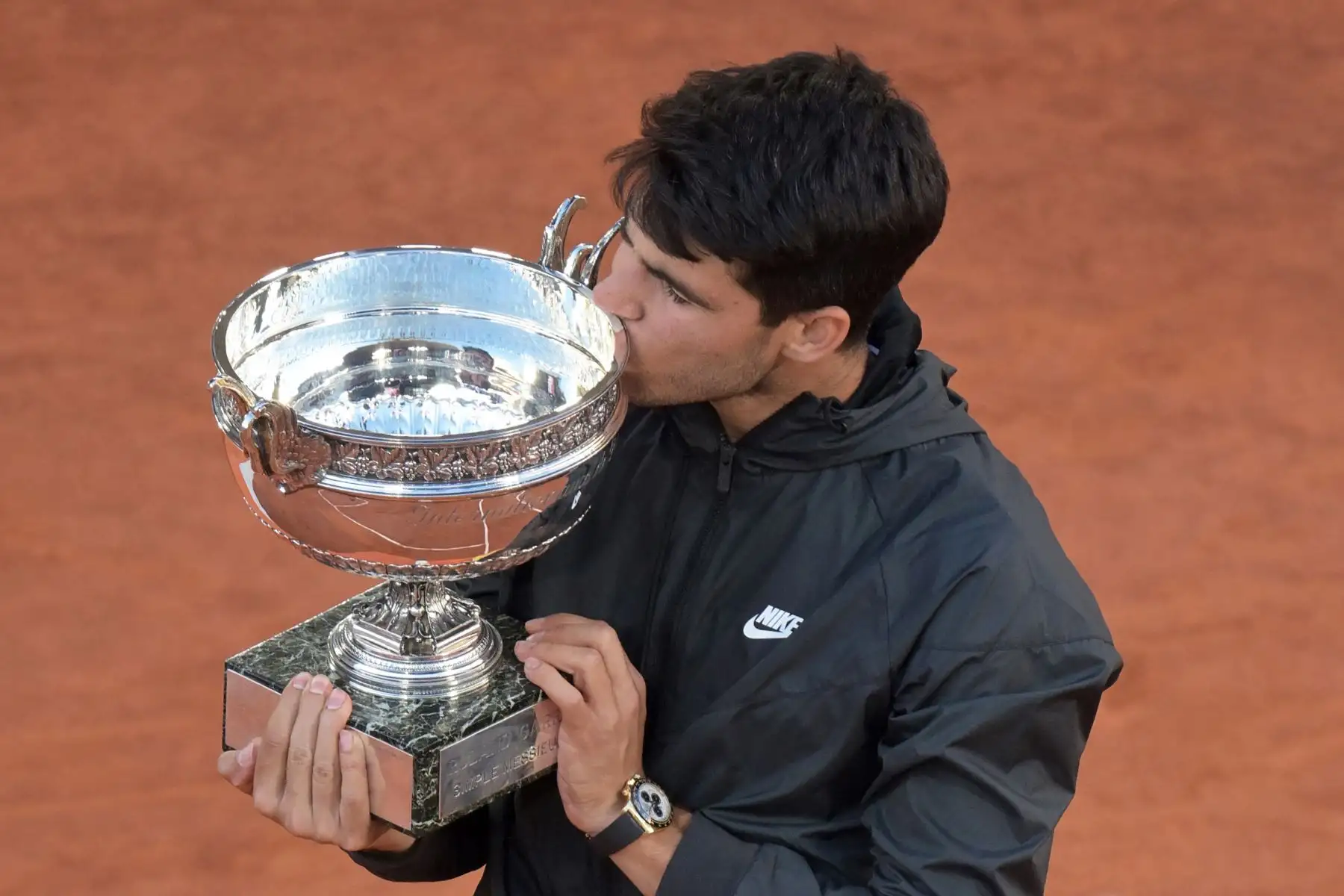 Carlos Alcaraz celebra besando el trofeo después de ganar contra el alemán Alexander Zverev al final de su partido final individual masculino en la cancha Philippe-Chatrier el día quince del torneo de tenis del Abierto de Francia. Foto:ANDINA/AFP