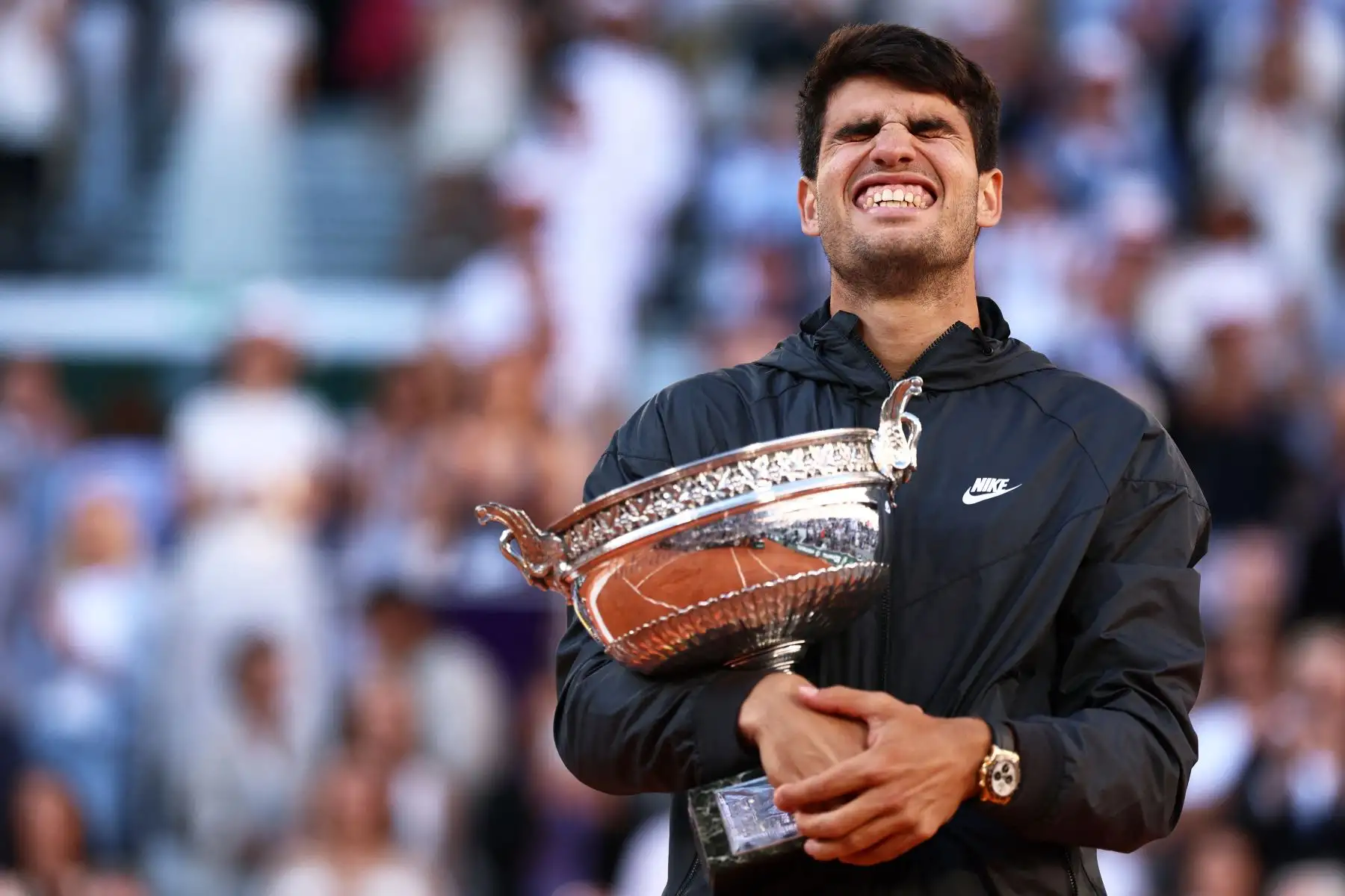 El español Carlos Alcaraz celebra con el trofeo tras ganar al alemán Alexander Zverev al final de su partido final individual masculino en la cancha Philippe-Chatrier el día quince del torneo de tenis del Abierto de Francia en el complejo Roland Garros de París.
Foto: AFP