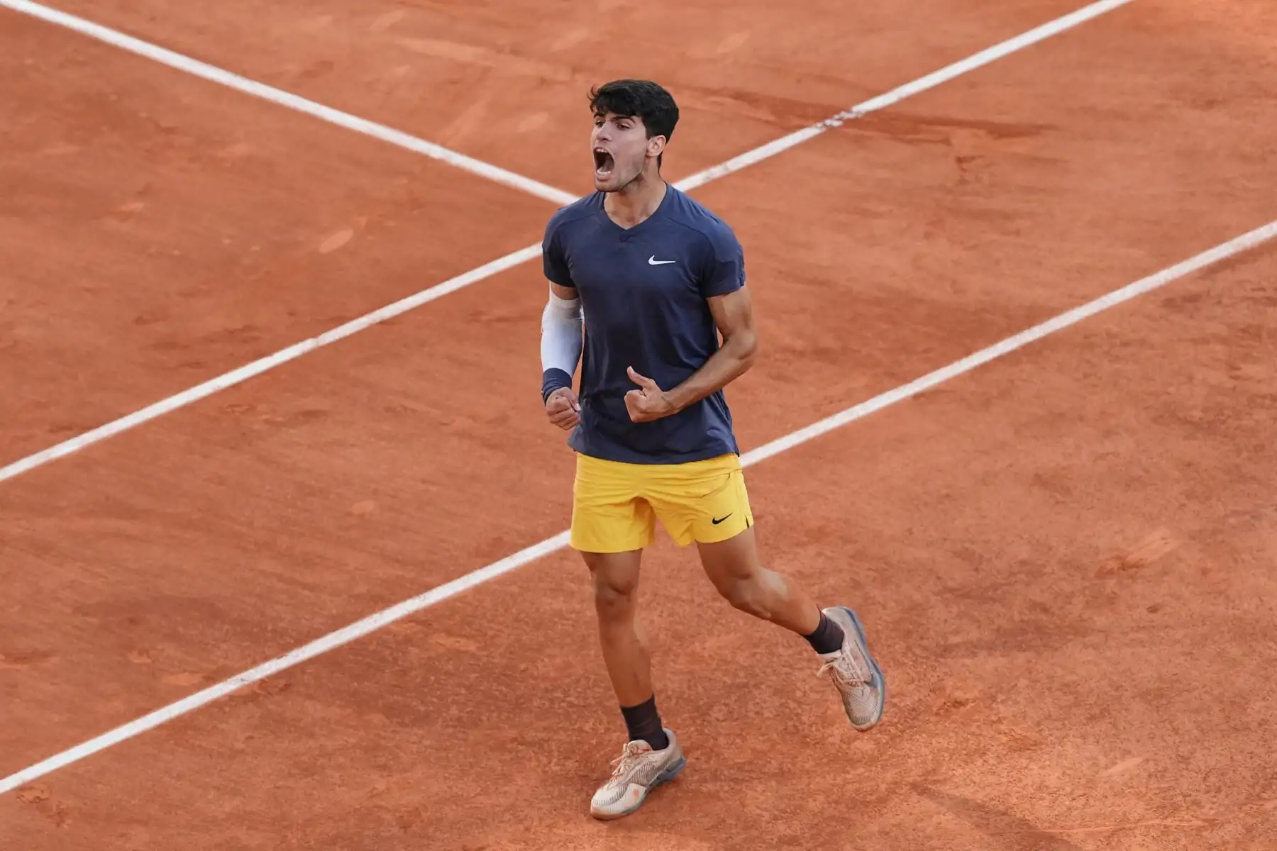 El español Carlos Alcaraz celebra tras ganar al alemán Alexander Zverev al final de su partido final individual masculino en la cancha Philippe-Chatrier el día quince del torneo de tenis del Abierto de Francia en el complejo Roland Garros de París.
Foto: AFP