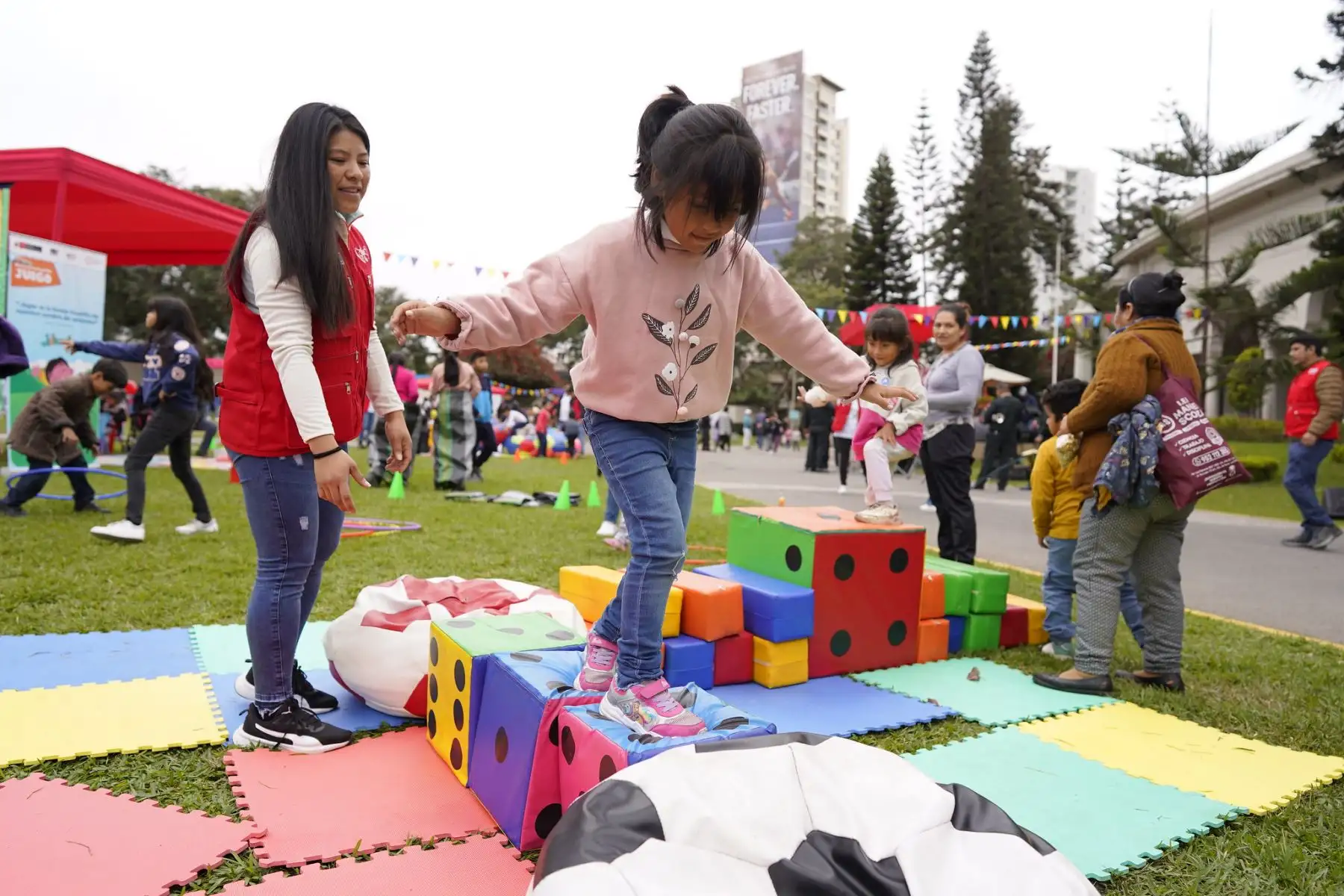 Ministerio de la Mujer y Poblaciones Vulnerables organiza la feria lúdica multisectorial por el Día Internacional del Juego: “El Juego es un Derecho, Juguemos”.
Foto: MIMP