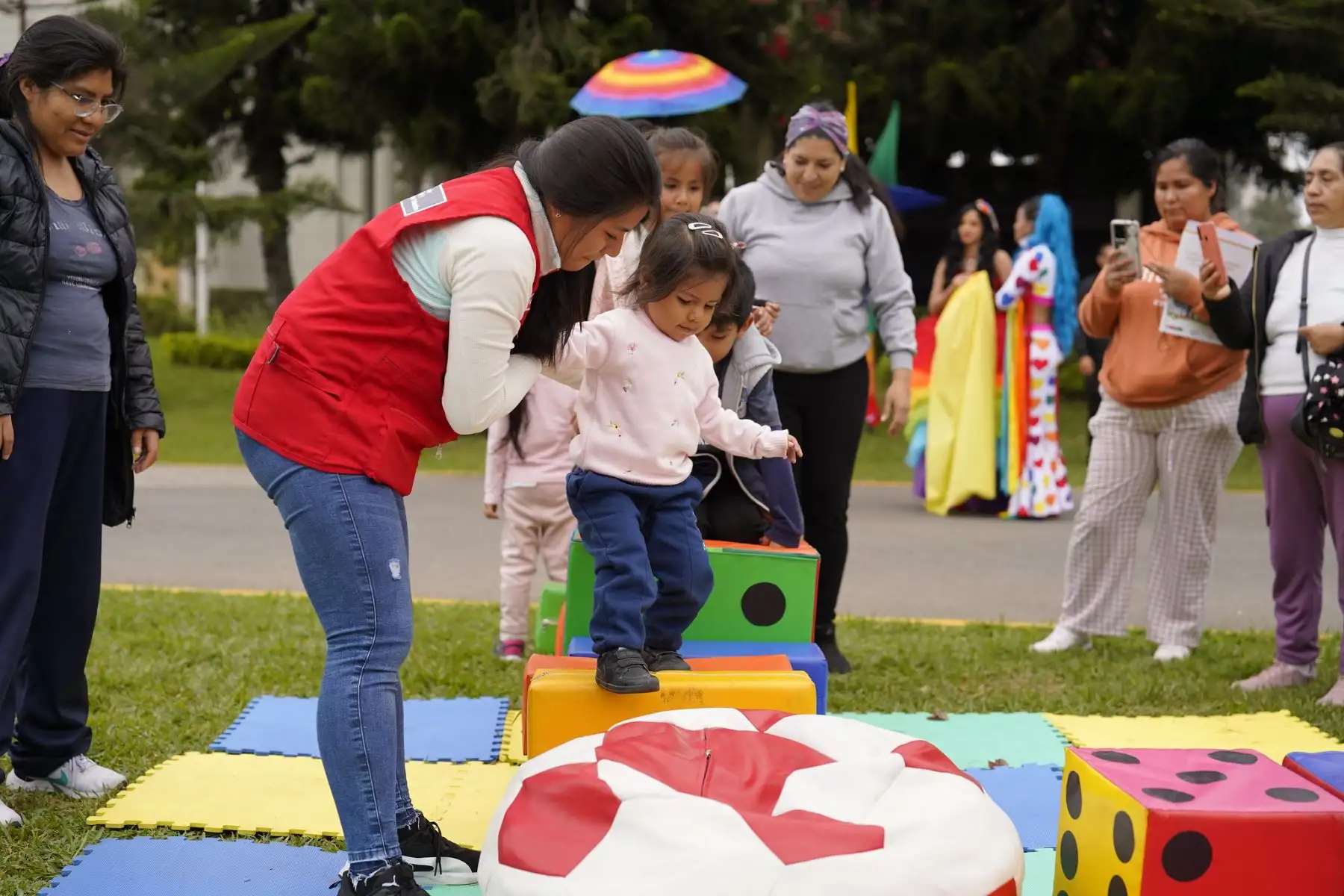 Ministerio de la Mujer y Poblaciones Vulnerables organiza la feria lúdica multisectorial por el Día Internacional del Juego: “El Juego es un Derecho, Juguemos”.
Foto: MIMP
