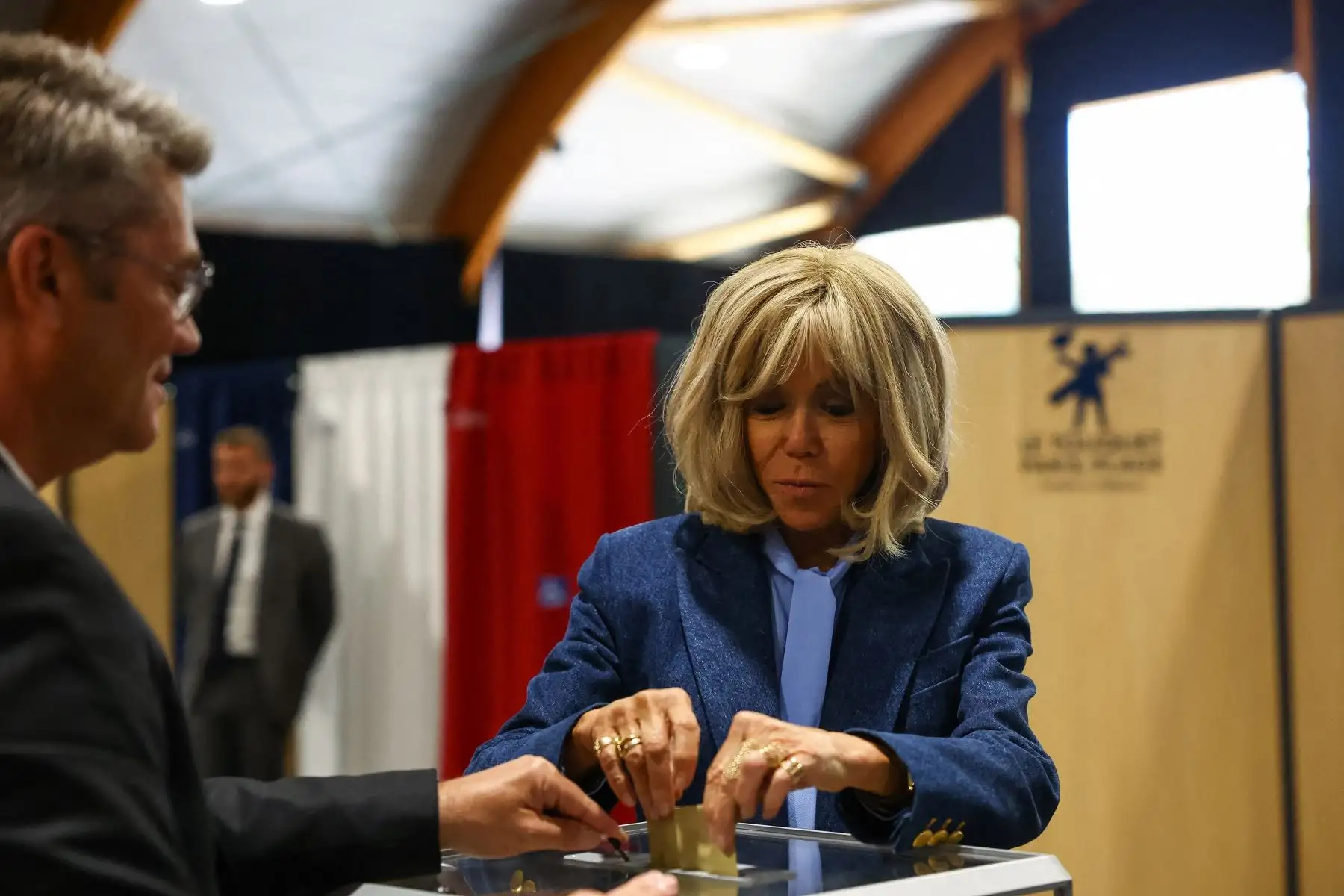 El presidente de Francia, Emmanuel Macron y la esposa del presidente francés, Brigitte Macron , entran en una cabina electoral, adornada con cortinas que muestran los colores de la bandera de Francia, antes de emitir su voto para las elecciones al Parlamento Europeo en un colegio electoral en Le Touquet. norte de Francia.
Foto:  AFP