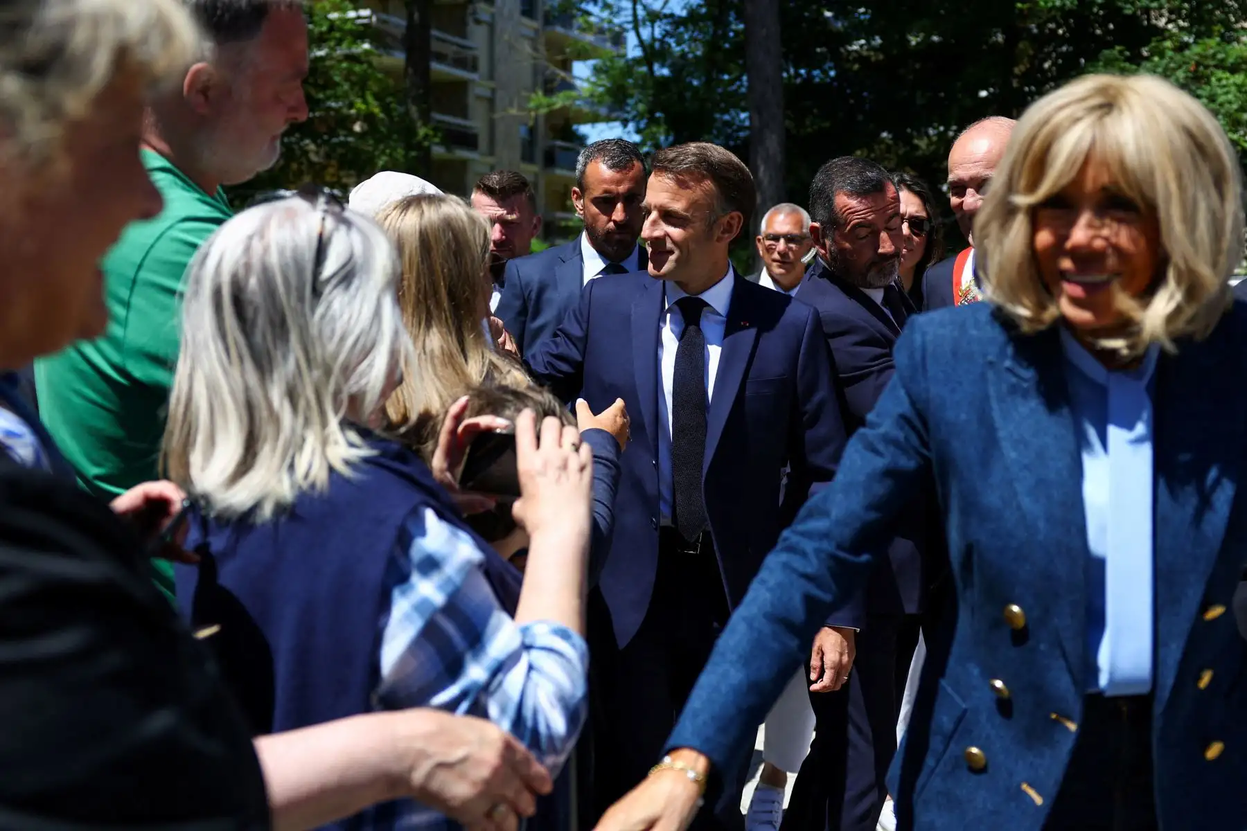 El presidente de Francia, Emmanuel Macron , flanqueado por su esposa Brigitte Macron , saluda a la gente fuera de un colegio electoral a su llegada para votar por las elecciones al Parlamento Europeo en Le Touquet, al norte de Francia.
Foto: AFP