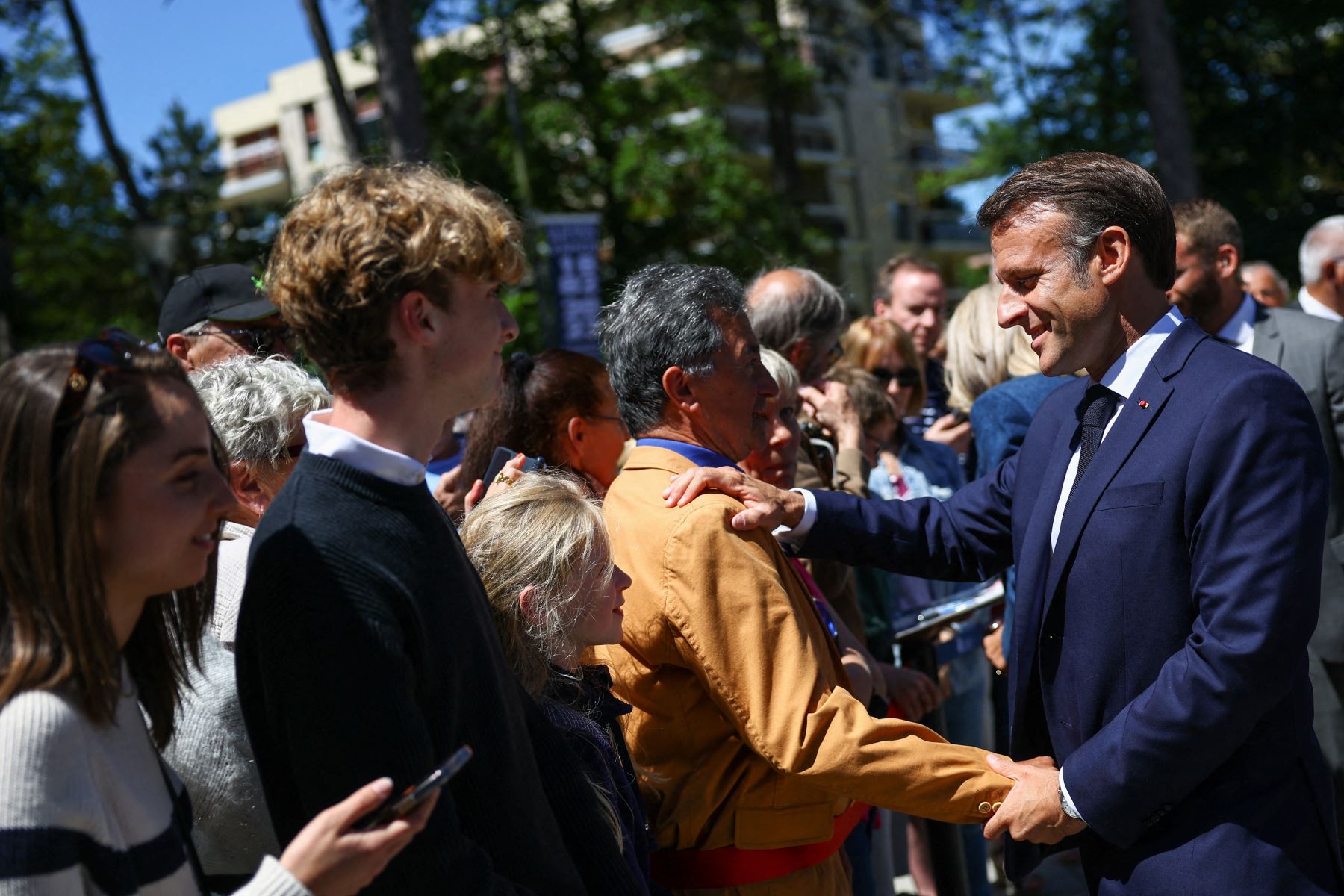 El presidente de Francia, Emmanuel Macron , saluda a un hombre afuera de un colegio electoral a su llegada para votar por las elecciones al Parlamento Europeo en Le Touquet, norte de Francia.
Foto: AFP