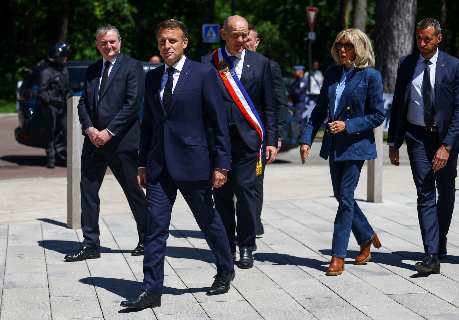 El presidente de Francia, Emmanuel Macron , flanqueado por su esposa Brigitte Macron , camina con Daniel Fasquelle , alcalde de Le Touquet-Paris-Plage, antes de votar para las elecciones al Parlamento Europeo en Le Touquet, al norte de Francia.
Foto: AFP