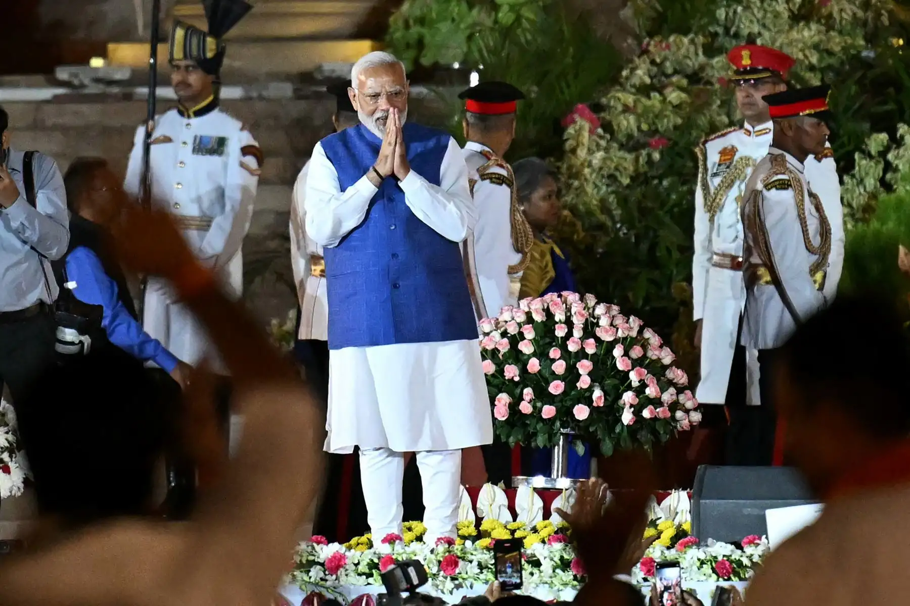 El recién juramentado primer ministro de la India, Narendra Modi , hace gestos ante la reunión durante la ceremonia de juramento en el palacio presidencial Rashtrapati Bhavan en Nueva Delhi .
Foto: AFP