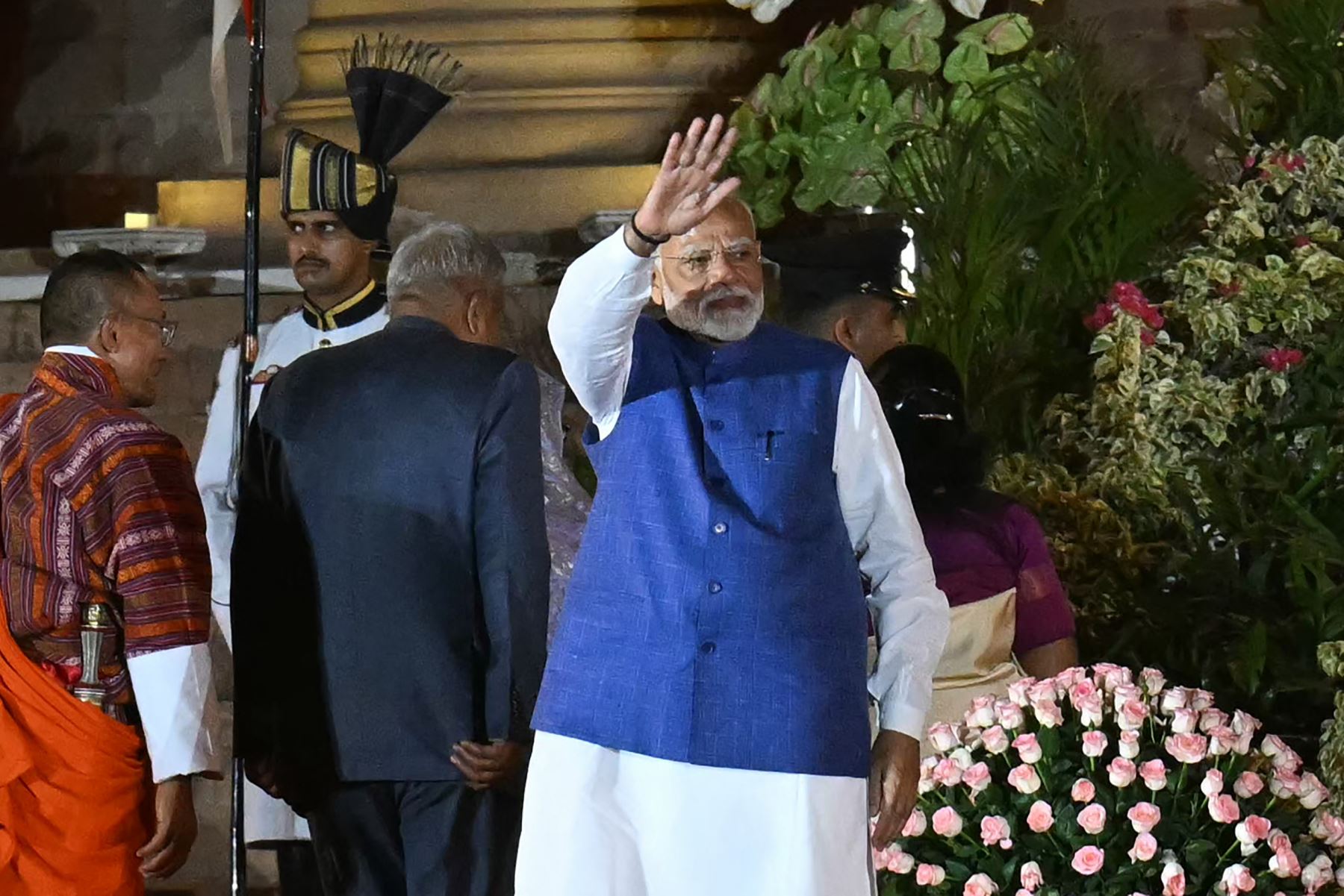 El recién juramentado primer ministro de la India, Narendra Modi , hace gestos ante la reunión durante la ceremonia de juramento en el palacio presidencial Rashtrapati Bhavan en Nueva Delhi .
Foto: AFP