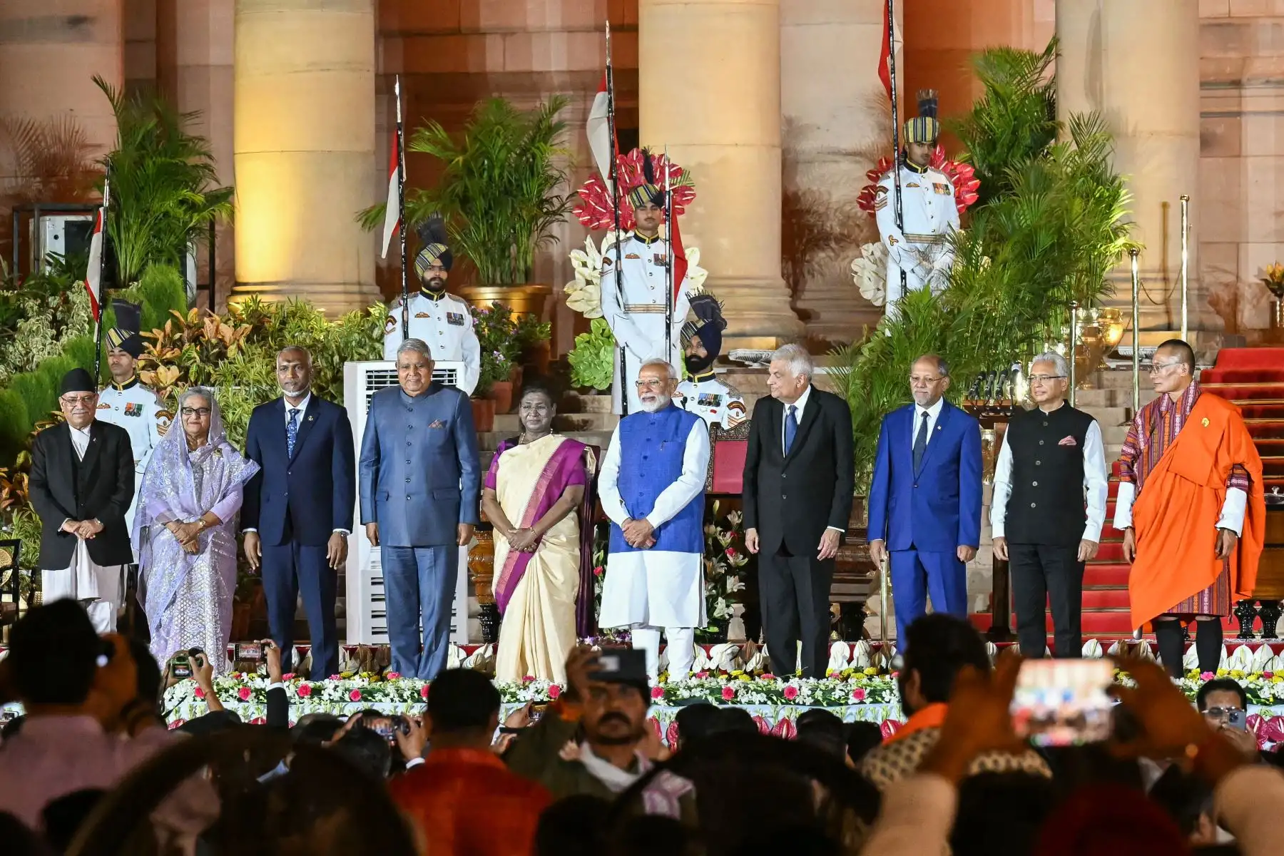 El recién juramentado primer ministro de la India, Narendra Modi , hace gestos ante la reunión durante la ceremonia de juramento en el palacio presidencial Rashtrapati Bhavan en Nueva Delhi .
Foto: AFP