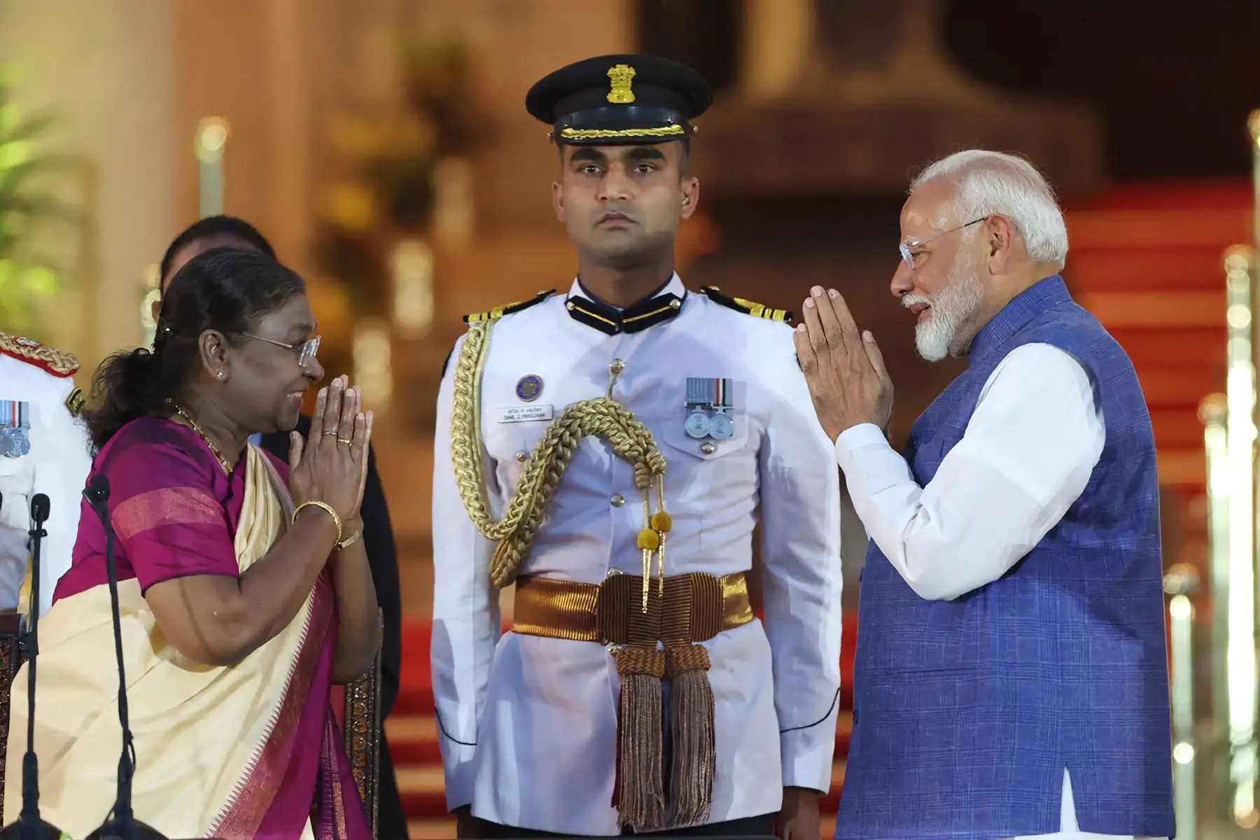 El recién juramentado primer ministro de la India, Narendra Modi , hace gestos ante la reunión durante la ceremonia de juramento en el palacio presidencial Rashtrapati Bhavan en Nueva Delhi .
Foto: AFP