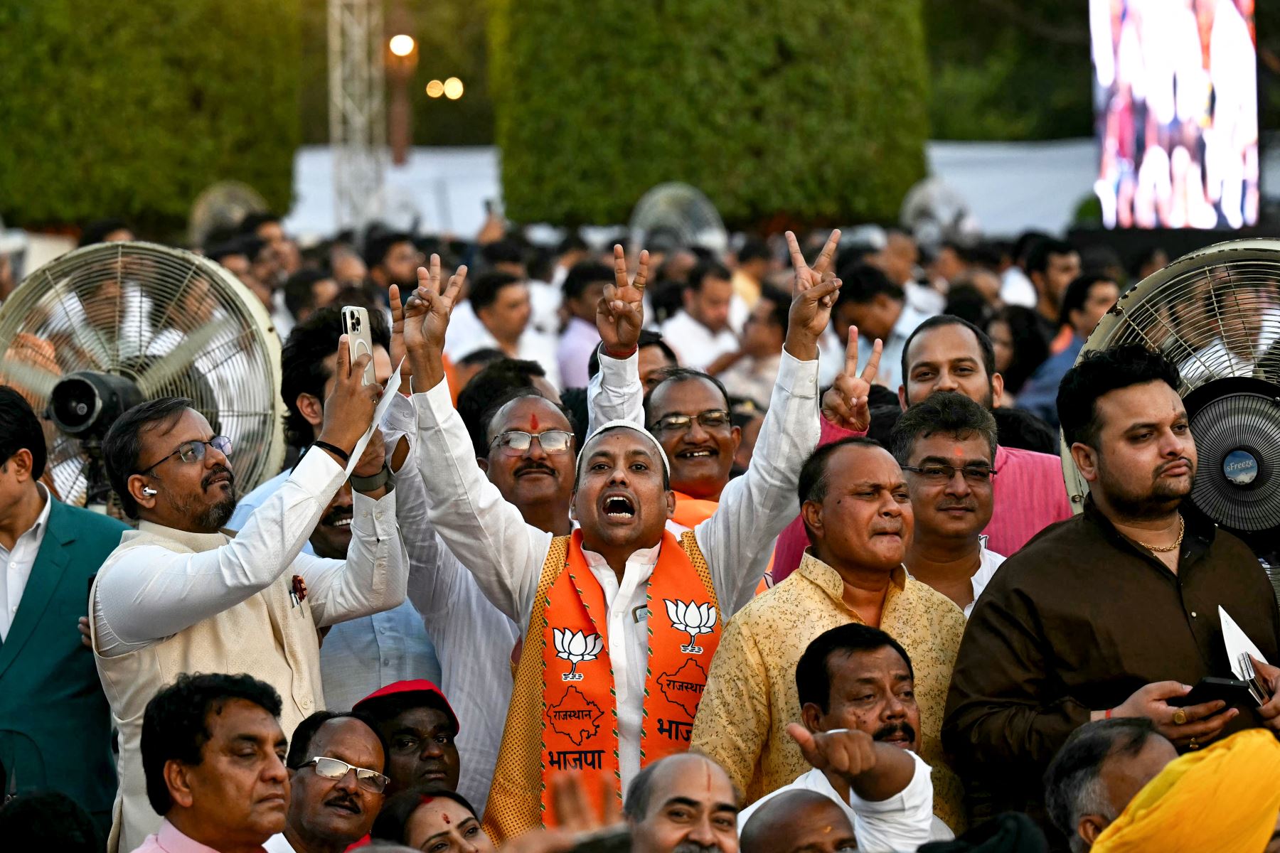 Los partidarios del Partido Bharatiya Janata  aplauden antes del inicio de la ceremonia de juramento del Primer Ministro de la India, Narendra Modi, y del Consejo de Ministros en el palacio presidencial Rashtrapati Bhavan en Nueva Delhi.
Foto: AFP