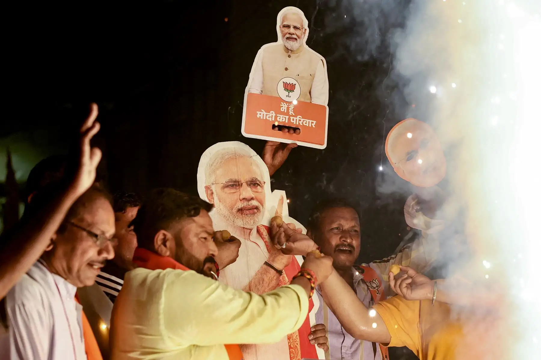Partidarios que portaban retratos de Narendra Modi, líder del Partido Bharatiya Janata , estallaron petardos en Varanasi, para celebrar después de que prestó juramento como Primer Ministro de la India para un tercer mandato durante la ceremonia de juramento en el palacio presidencial. Rashtrapati Bhavan en Nueva Delhi.
Foto: AFP