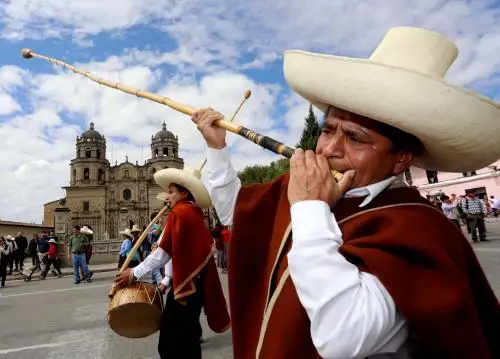 Con una ceremonia ancestral y un colorido pasacalle Cajamarca celebró el Día del clarinero y cajero, los músicos que promueven el uso de esos instrumentos autóctonos cajamarquinos.