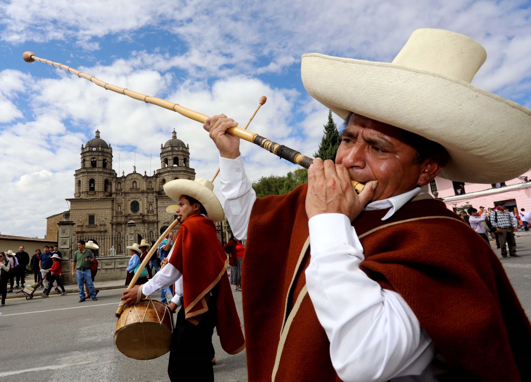 Con una ceremonia ancestral y un colorido pasacalle Cajamarca celebró el Día del clarinero y cajero, los músicos que promueven el uso de esos instrumentos autóctonos cajamarquinos.