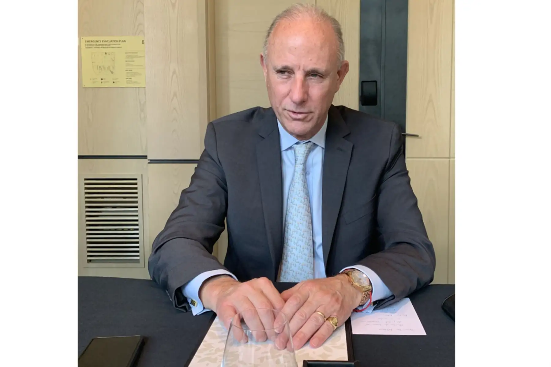 El ministro de Relaciones Exteriores de Perú, Javier González-Olaechea, posa durante una entrevista con EFE en Seúl (Corea del Sur). EFE/ Andrés Sánchez Braun