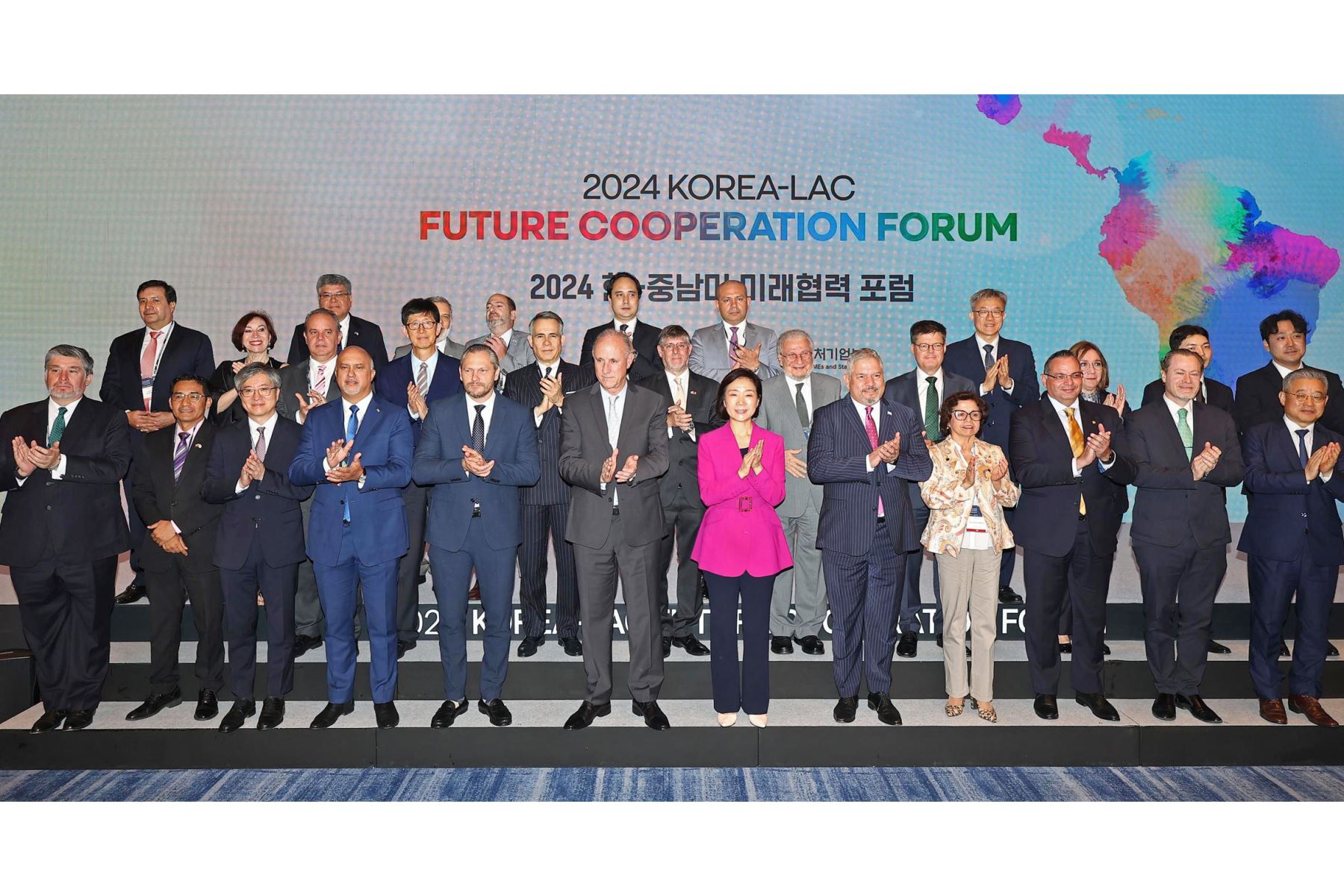 El Ministro de Pymes y Startups, Oh Young-ju, hace una foto con otros participantes, incluido el Ministro de Asuntos Exteriores peruano, Javier González-Olaechea, durante el foro de cooperación futura entre Corea y ALC 2024 en un hotel en Seúl, Corea del Sur, el 10 de junio de 2024. Foto: AFP